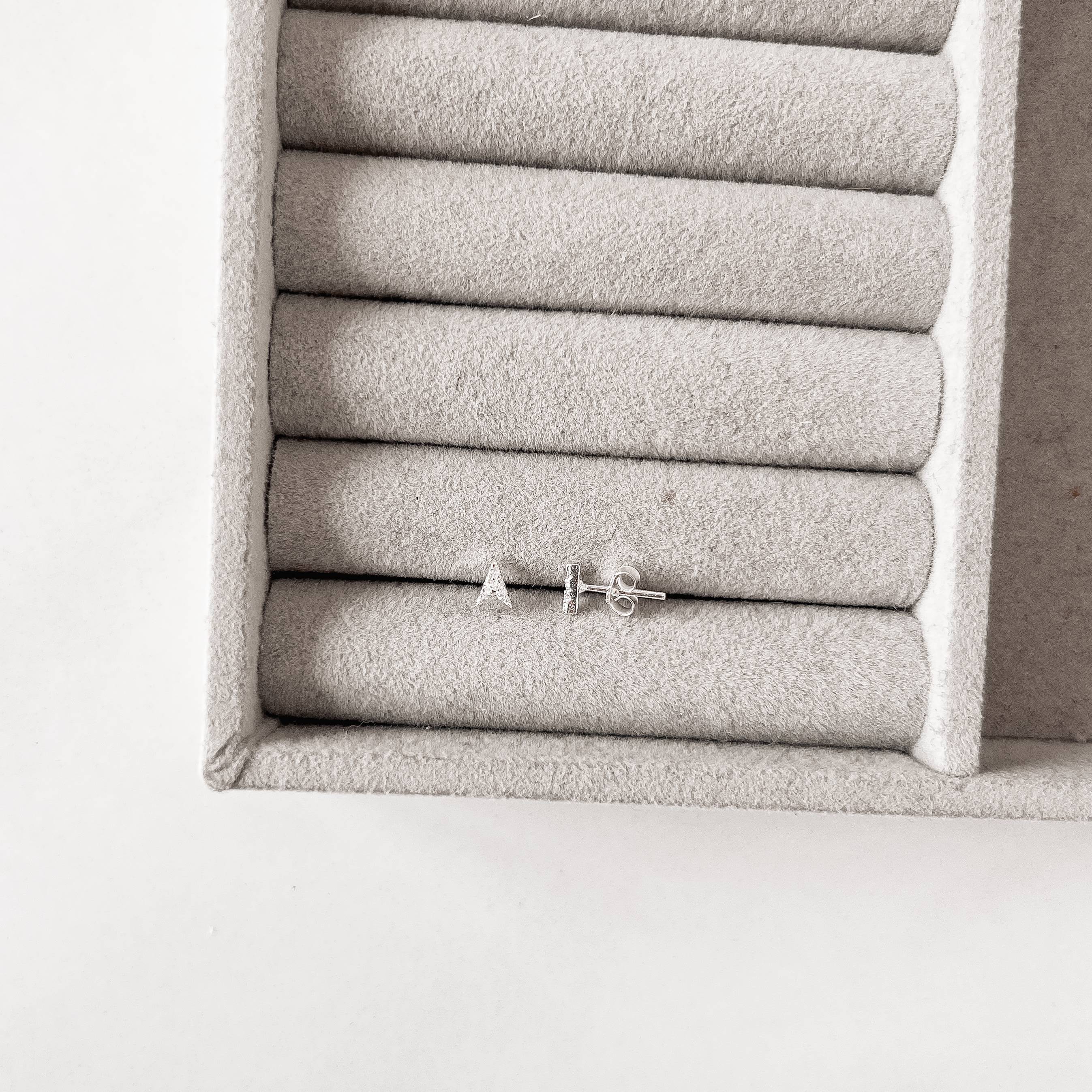 Imagem Brinco seta cravejada 5mm