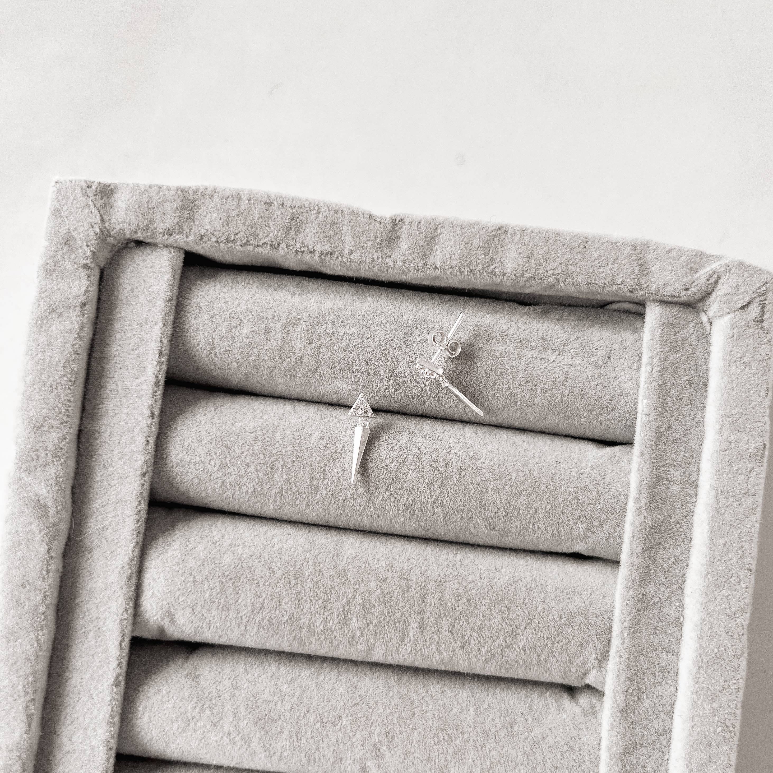 Imagem Secundária Brinco triângulo cravejado 3mm pingente triângulo isósceles 9mm