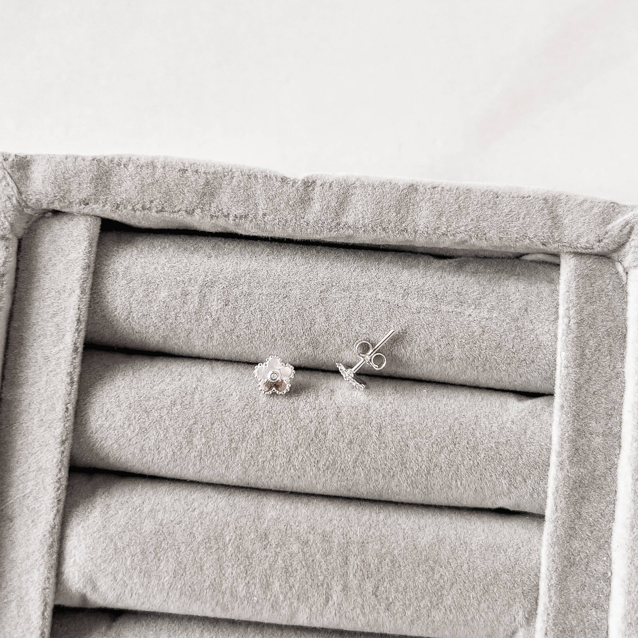 Imagem Brinco flor rendada detalhe zircônia 6mm