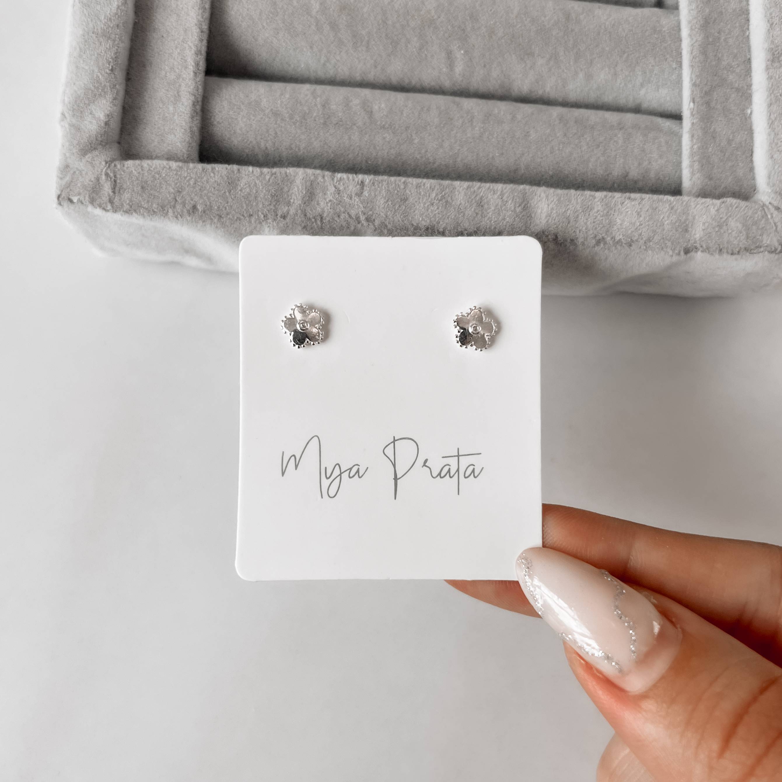 Imagem Secundária Brinco flor rendada detalhe zircônia 6mm