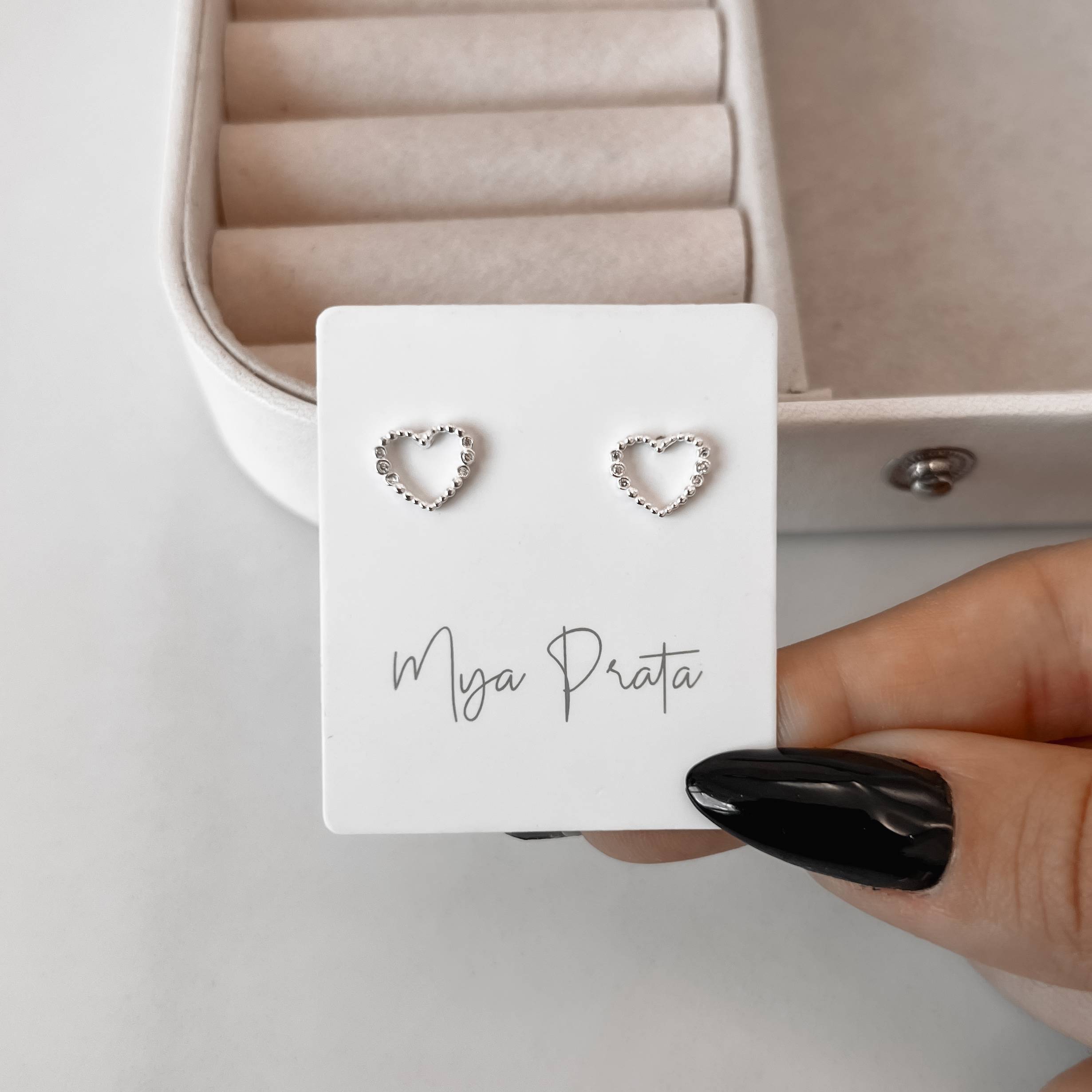 Brinco coração vazado detalhe zircônias cristal 9mm