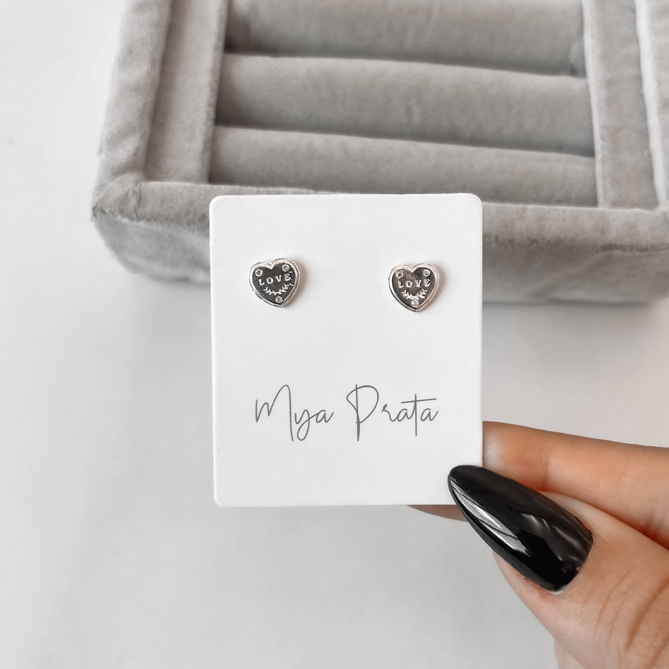 Imagem Secundária Brinco coração escrito love detalhe zircônias 8mm