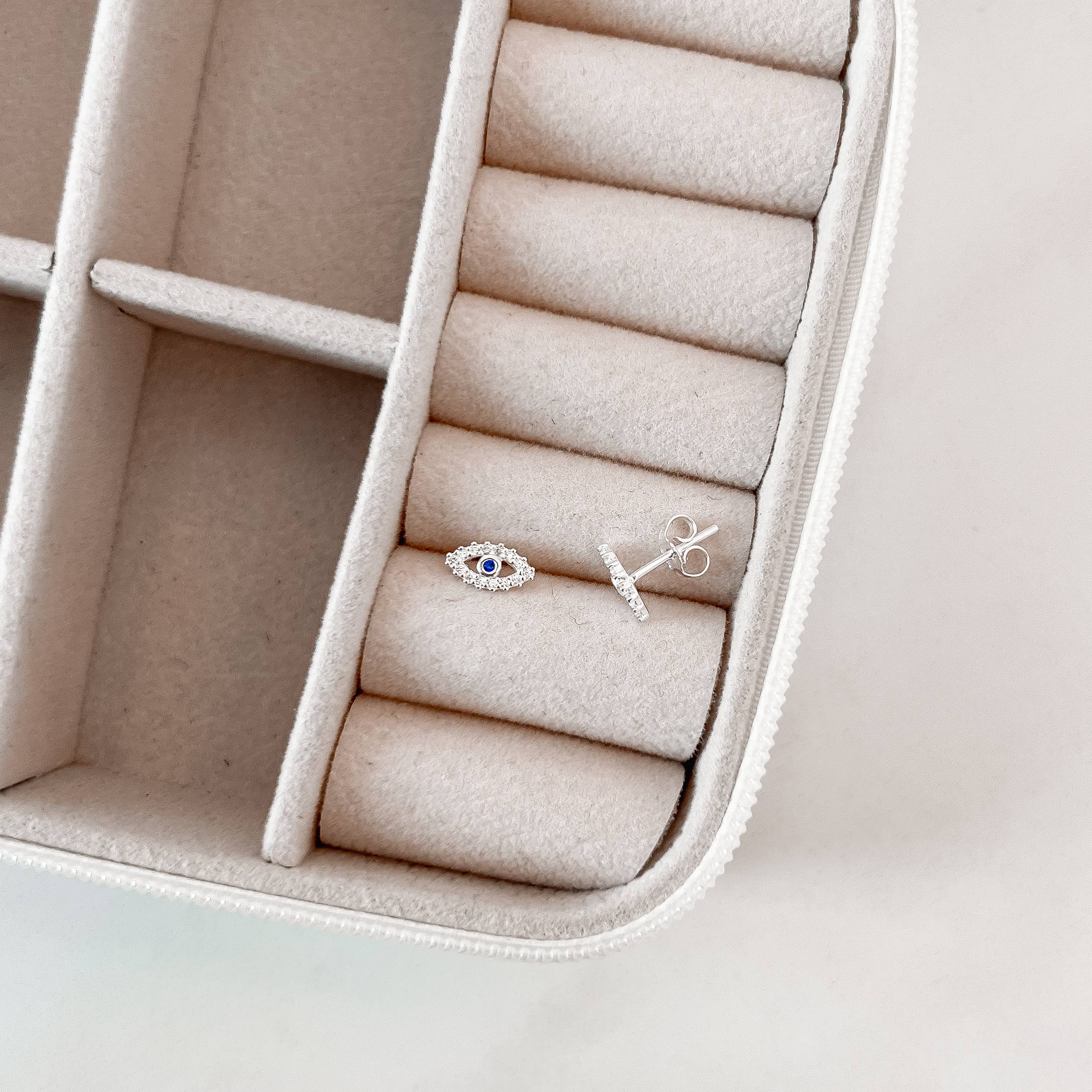 Brinco olho cravejado detalhe zircônia azul 8mm