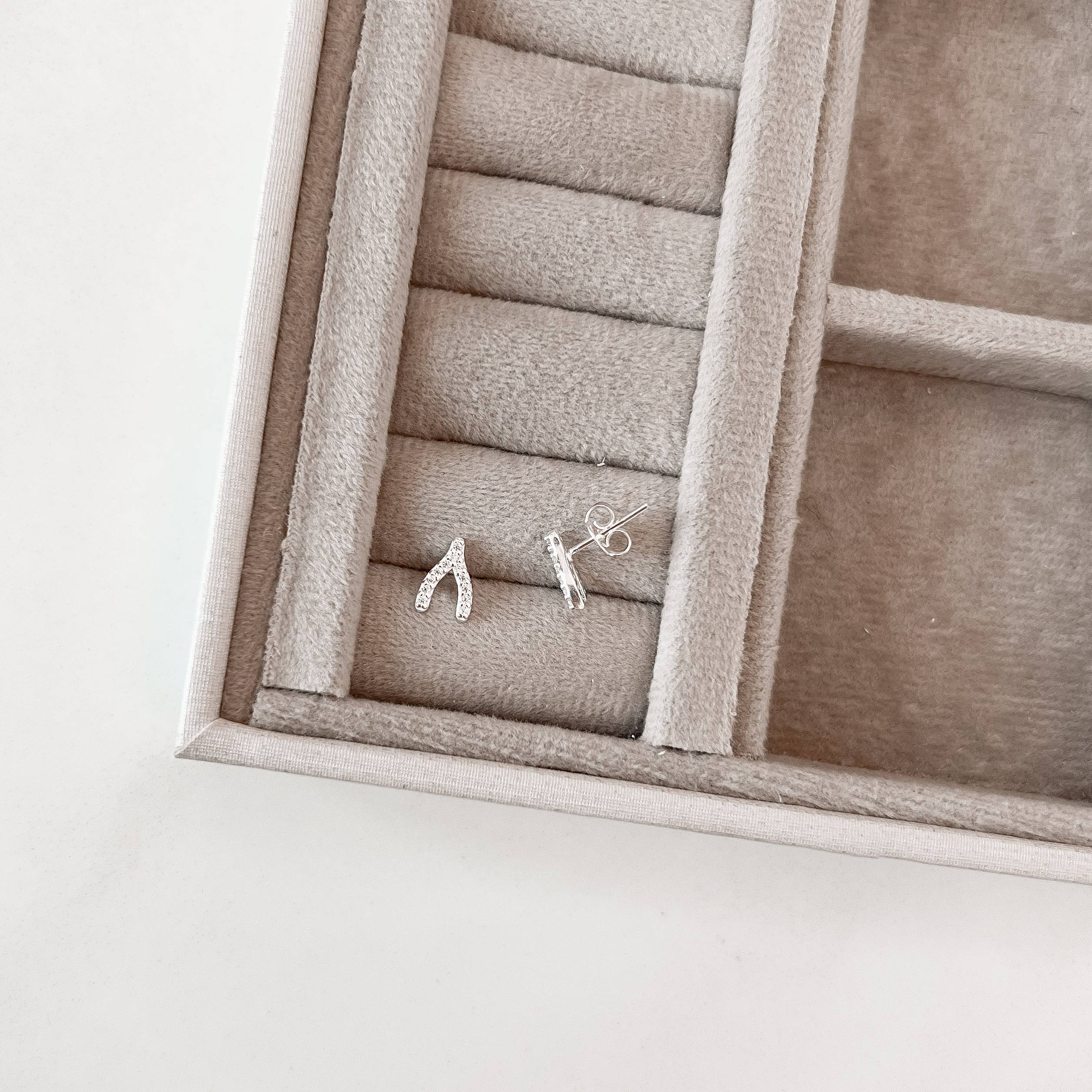 Imagem Secundária Brinco ossinho da sorte cravejado 9mm