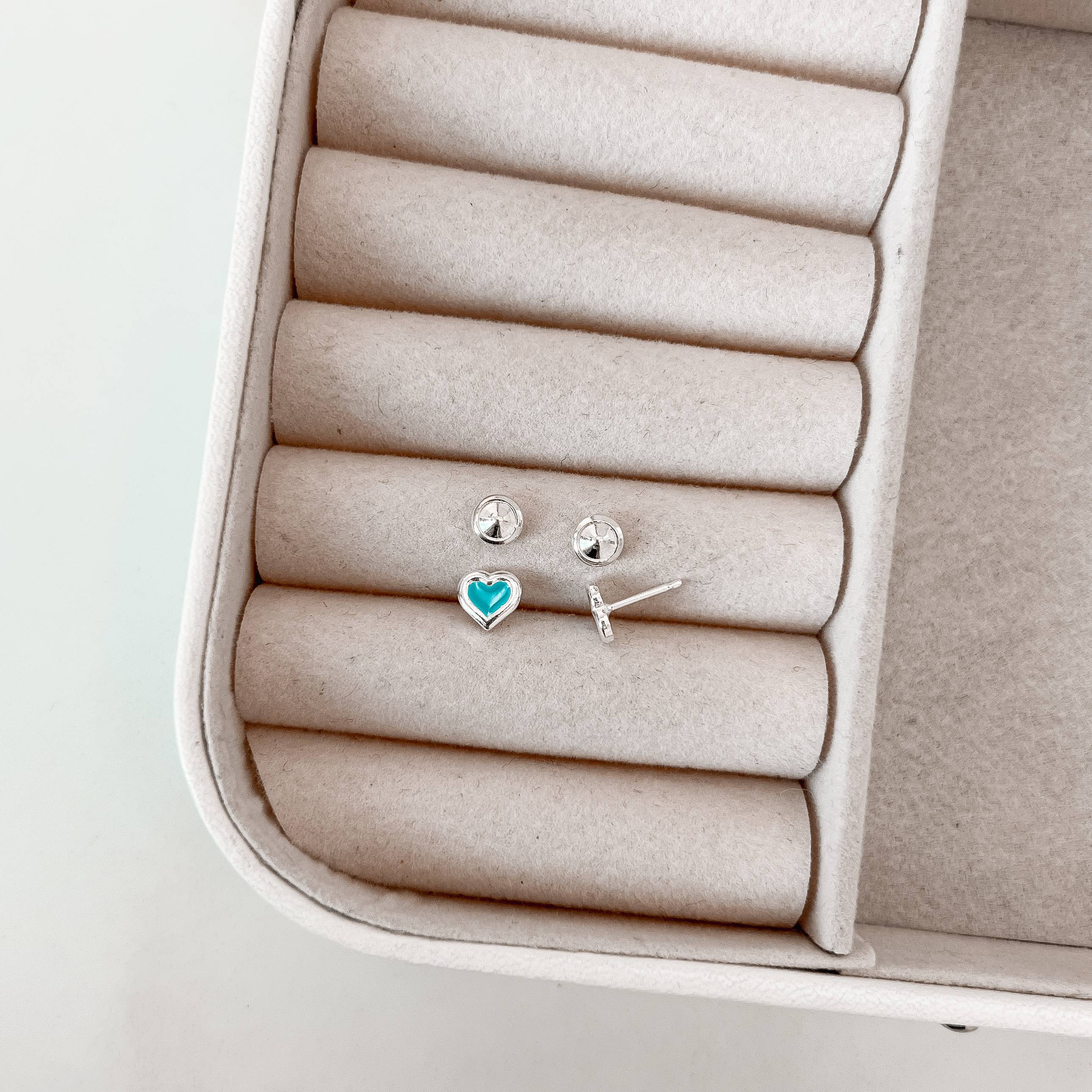 Imagem Secundária Brinco infantil coração resina azul 6mm tarraxa baby