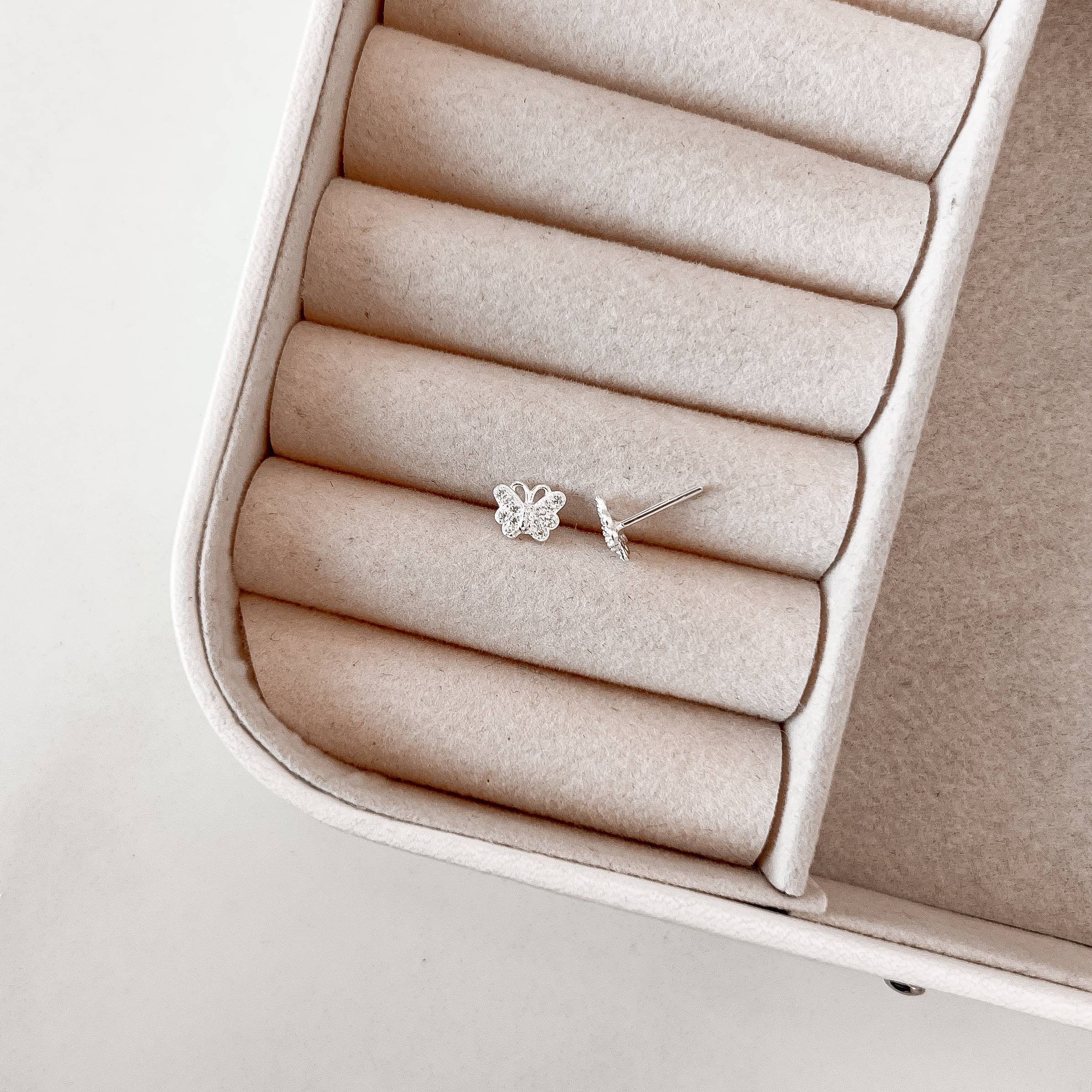 Imagem Secundária Brinco borboleta cravejada 7mm