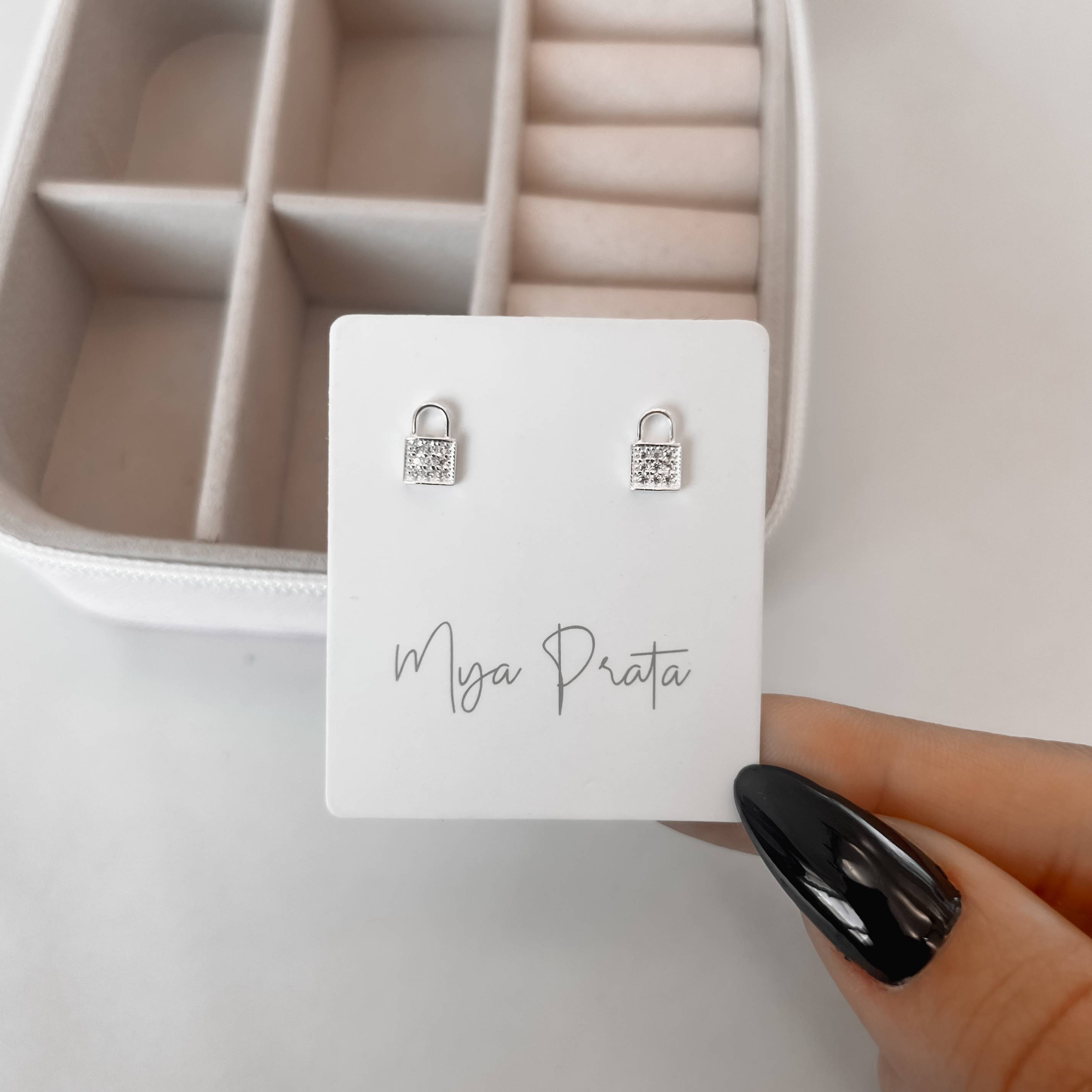 Imagem Brinco cadeado cravejado 8mm