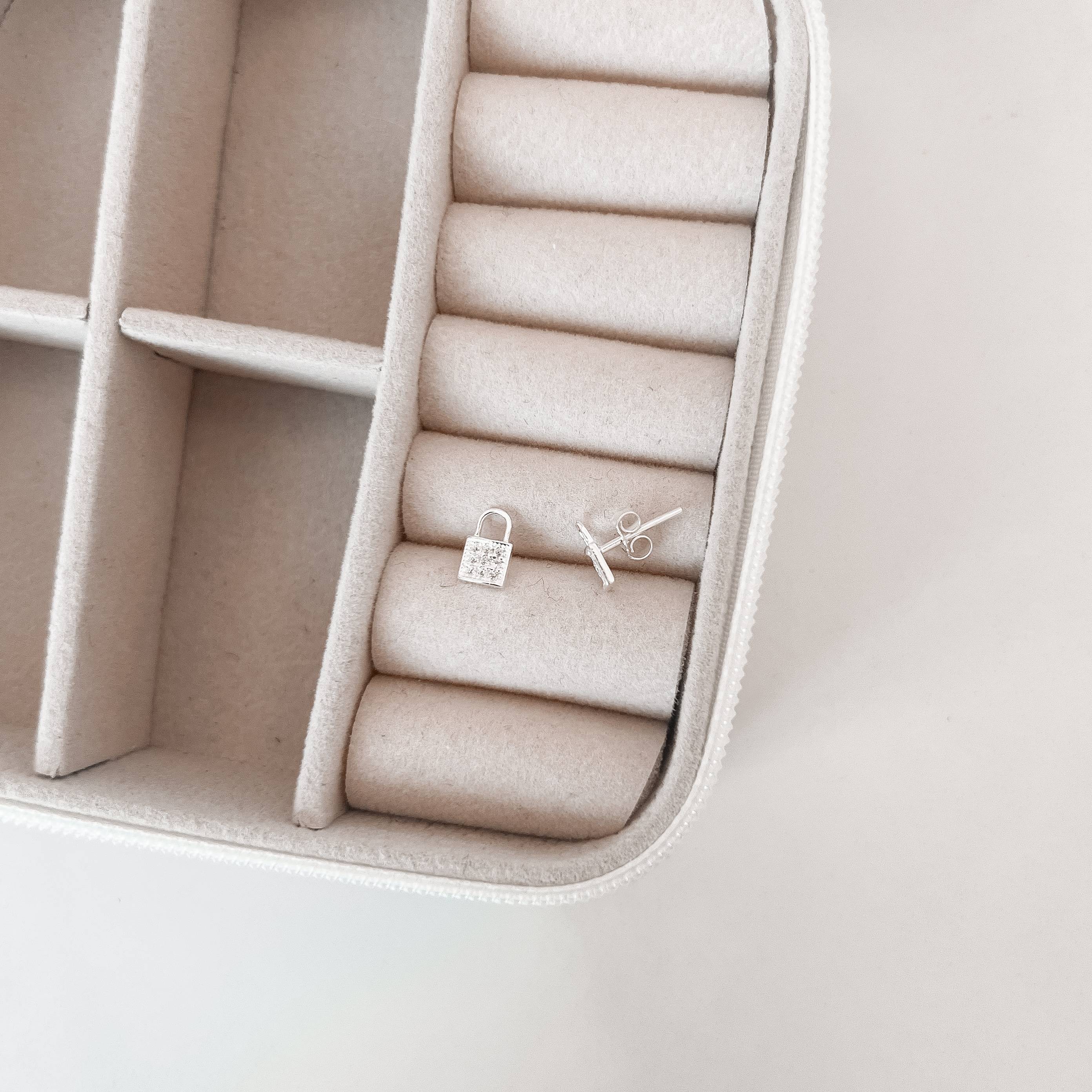 Imagem Secundária Brinco cadeado cravejado 8mm