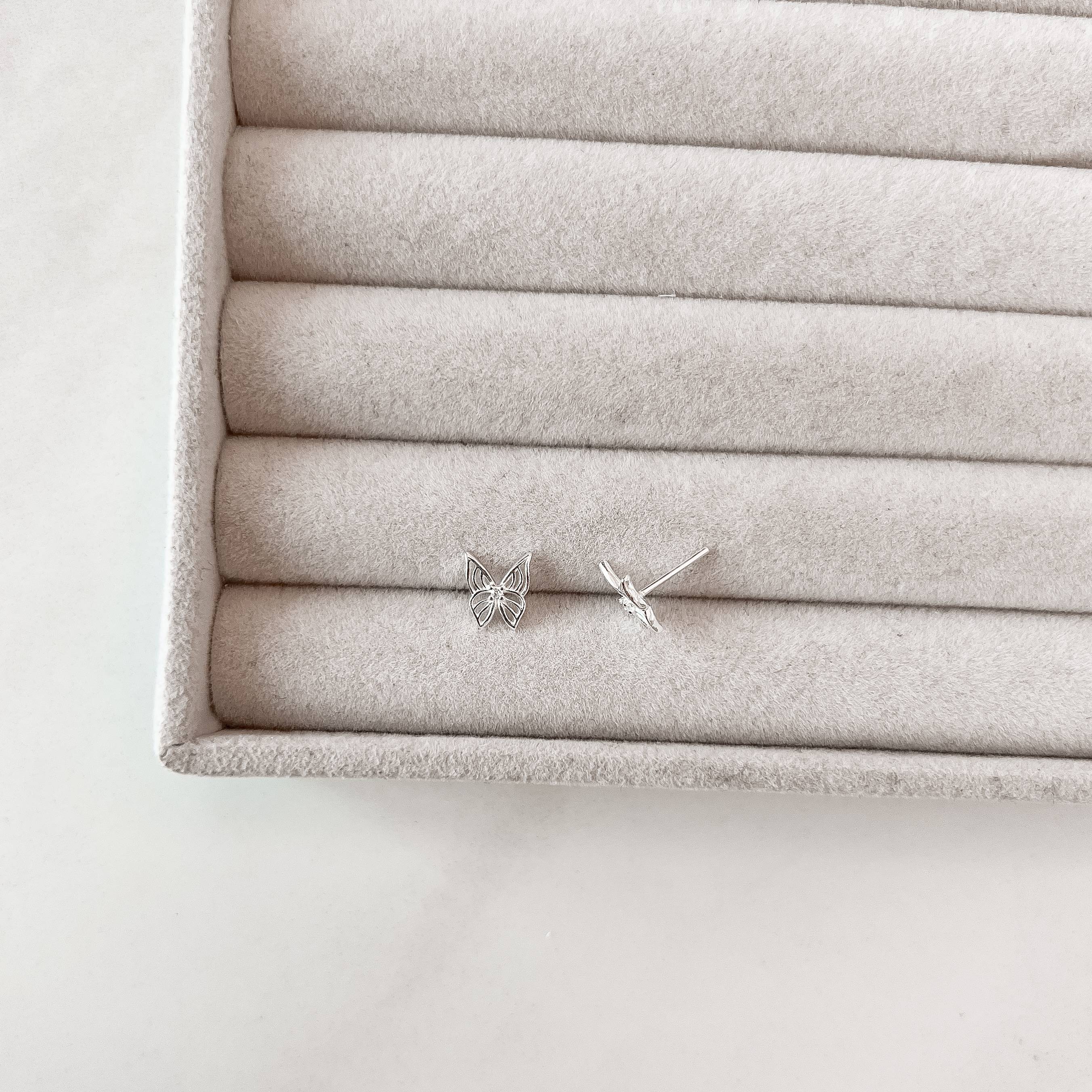 Imagem Brinco borboleta vazada detalhe zircônia 9mm