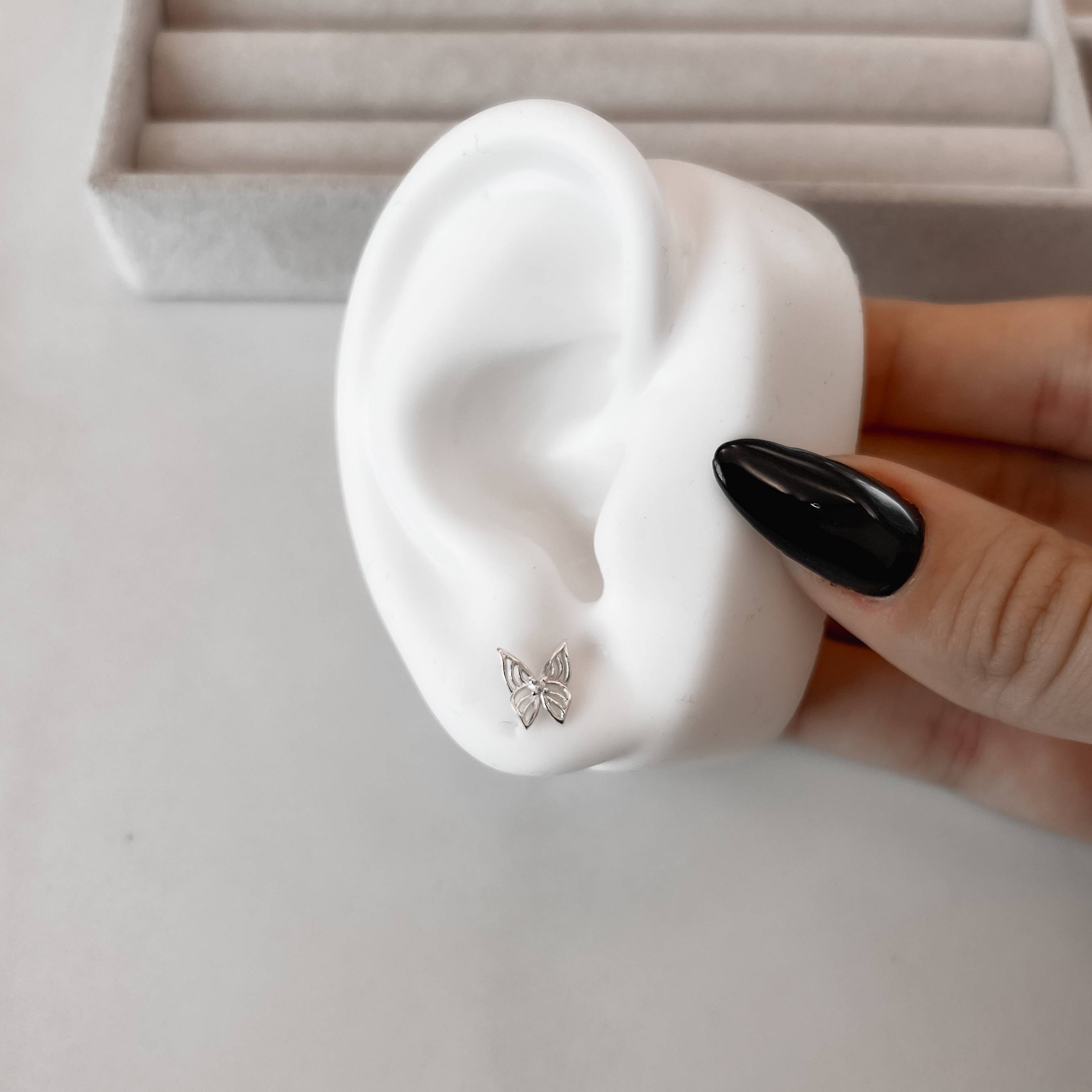 Imagem Secundária Brinco borboleta vazada detalhe zircônia 9mm