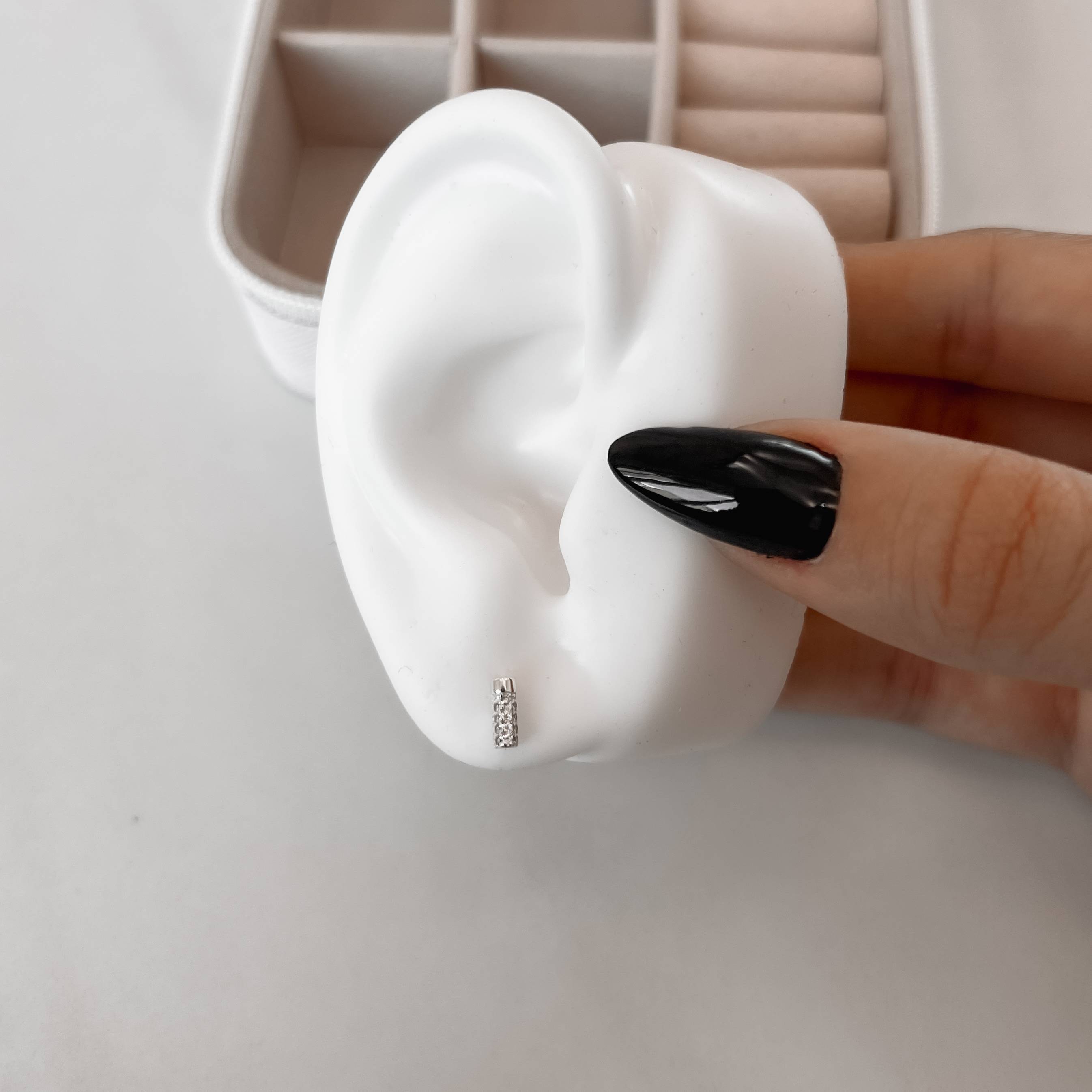 Imagem Brinco bastão cravejado 7mm