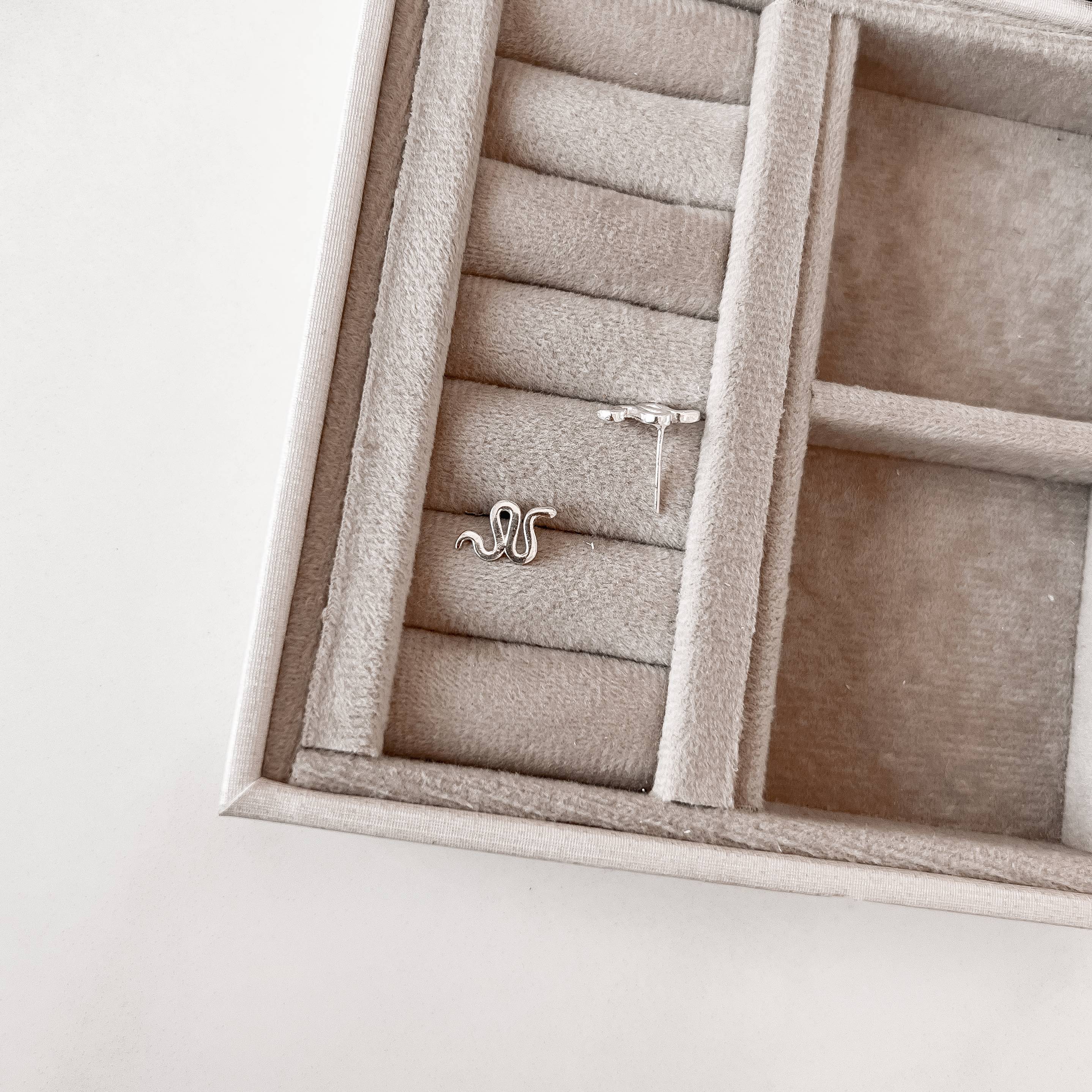 Imagem Brinco cobra de lado 13mm