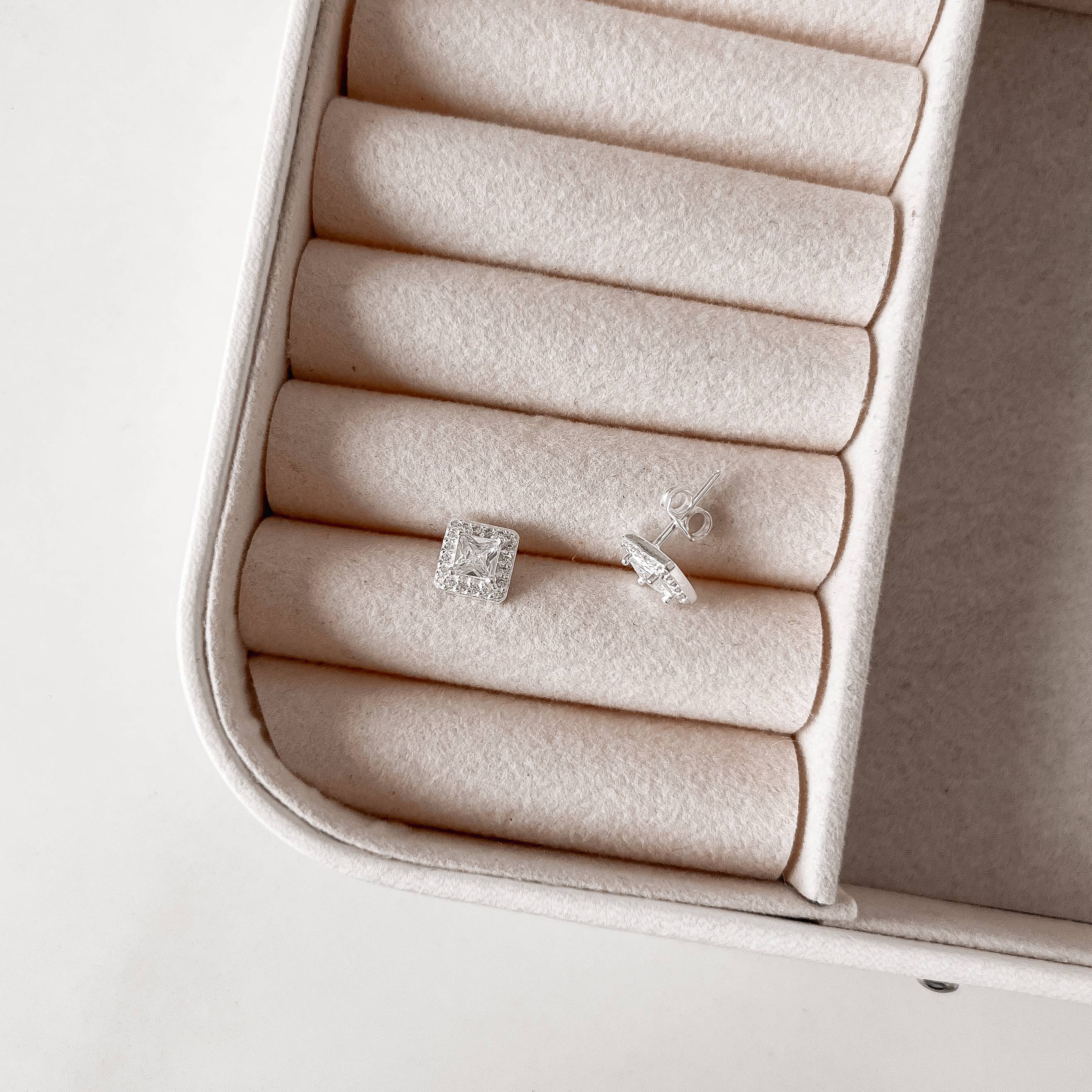 Brinco zircônia quadrada com cravejado 7mm