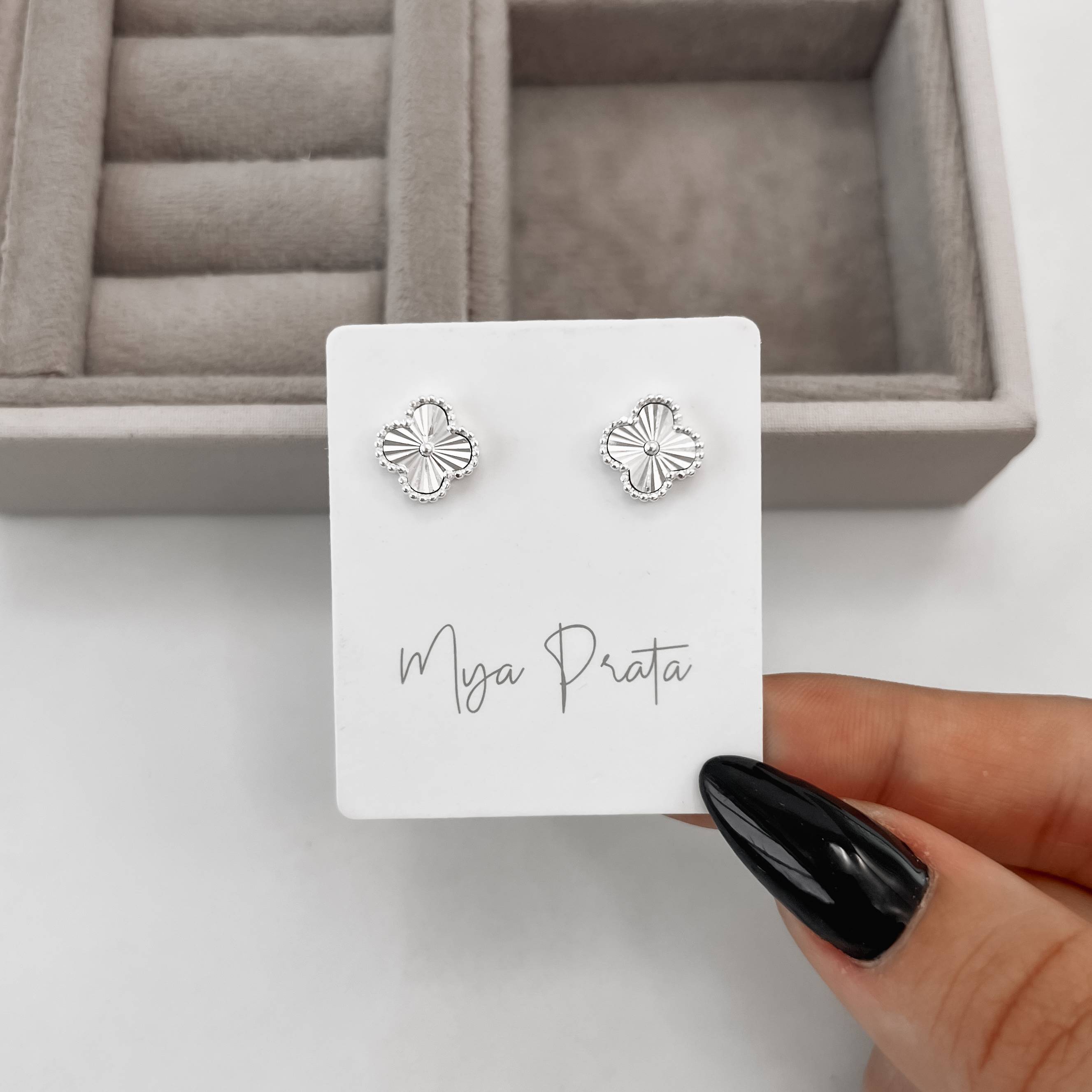 Imagem Brinco trevo vinco com bolinhas 10mm