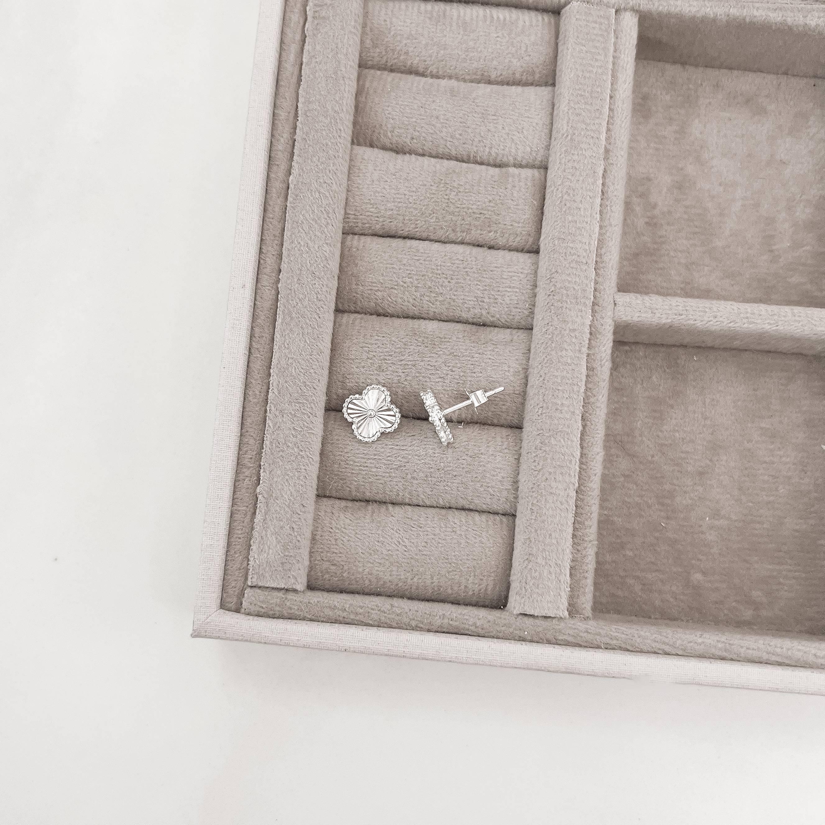 Imagem Secundária Brinco trevo vinco com bolinhas 10mm