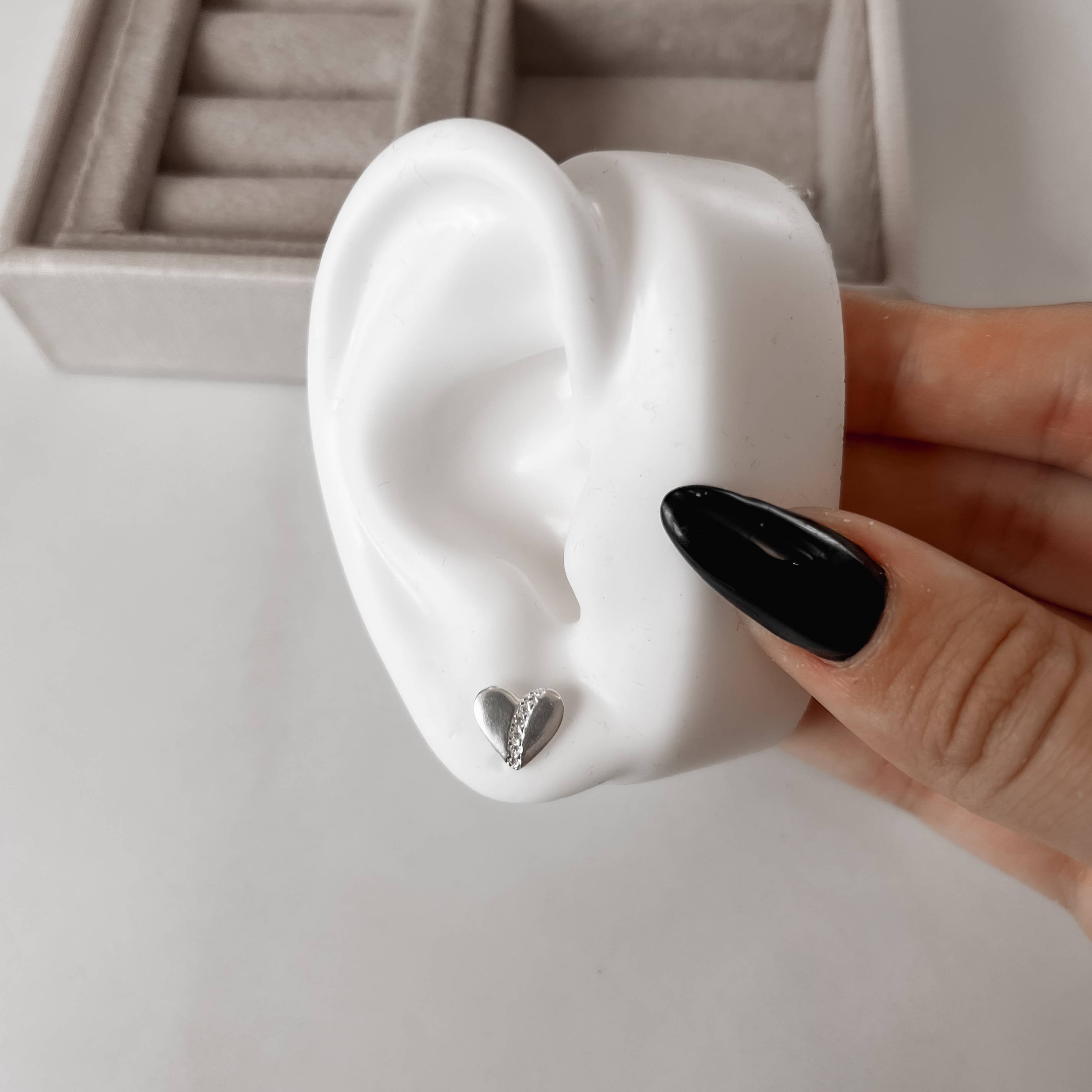 Imagem Brinco coração 8mm risco cravejado