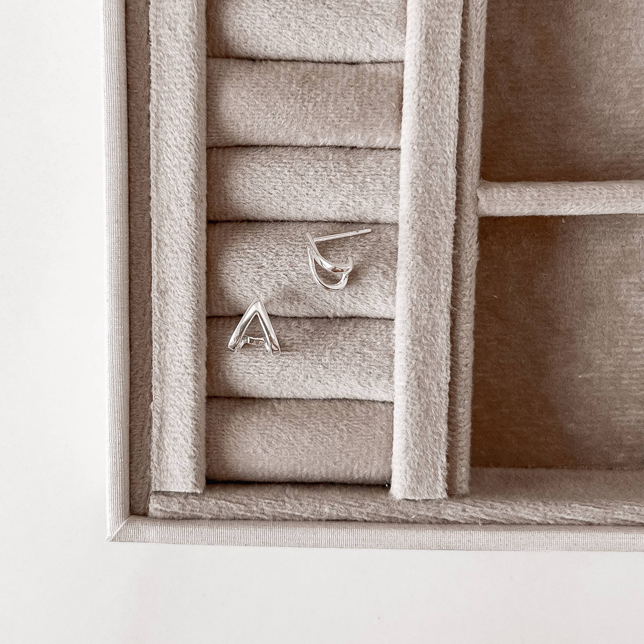 Brinco gota vazada 10mm