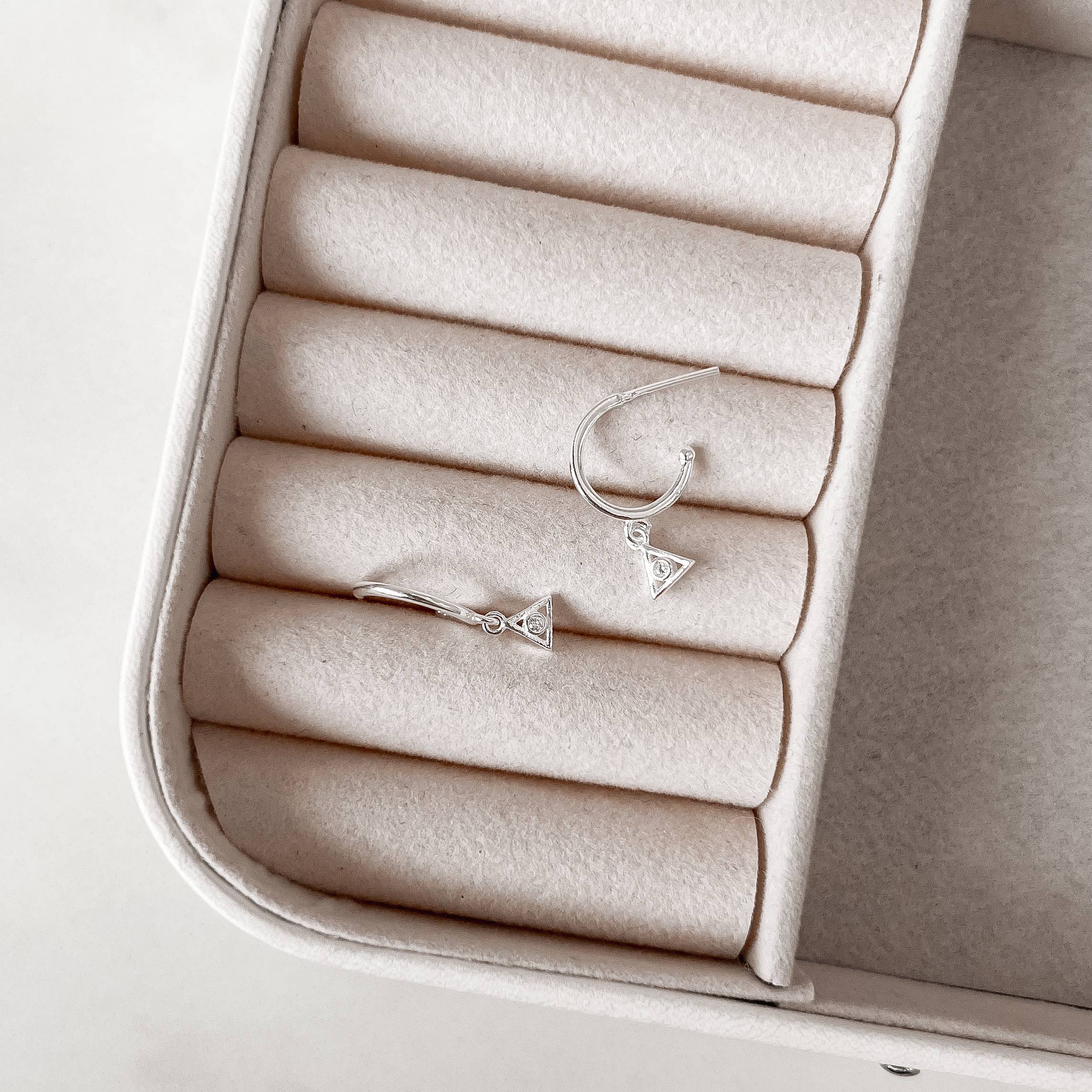 Imagem Secundária Argola 12mm pingente triângulo com zircônia tarraxa