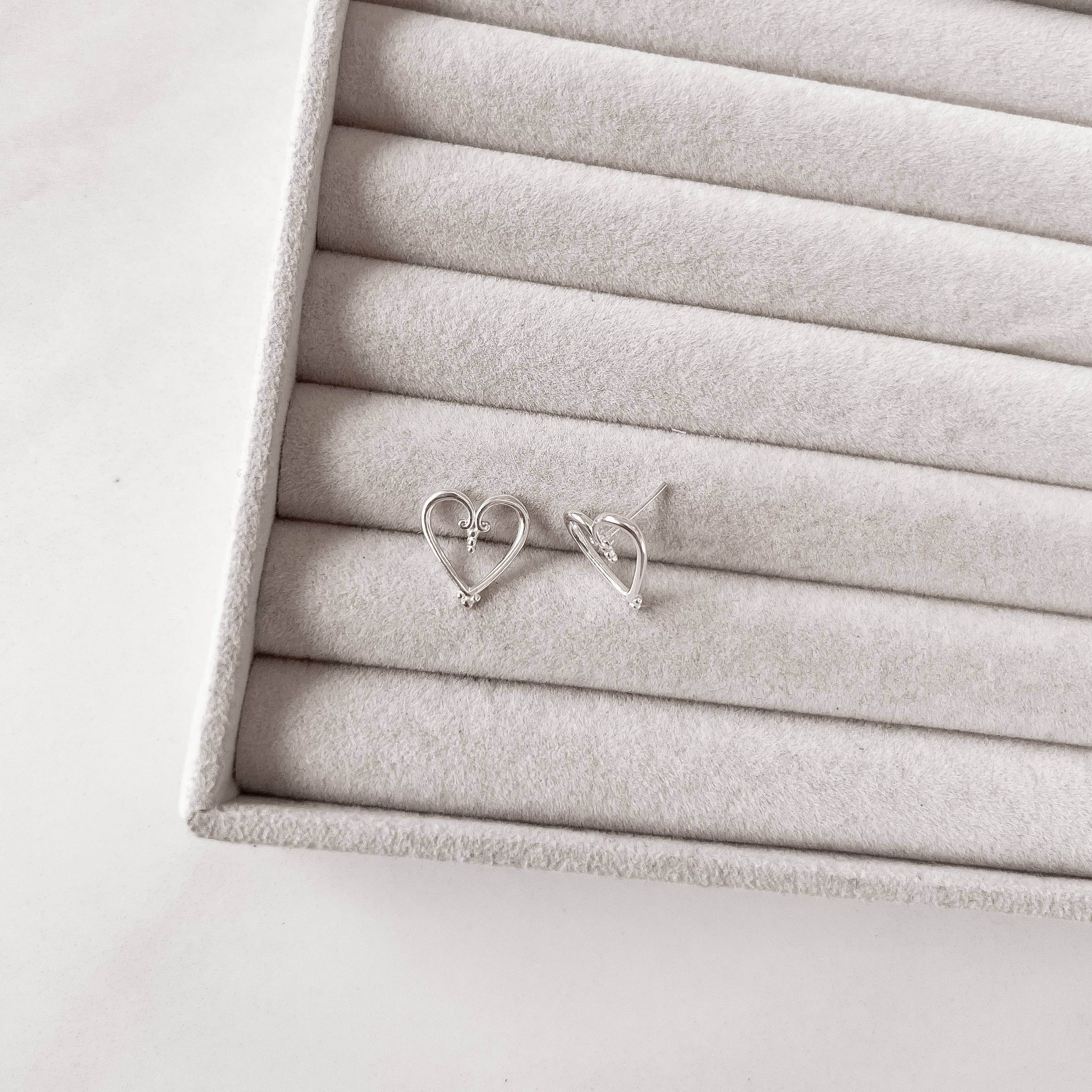 Imagem Brinco coração vazado detalhe bolinhas 14mm