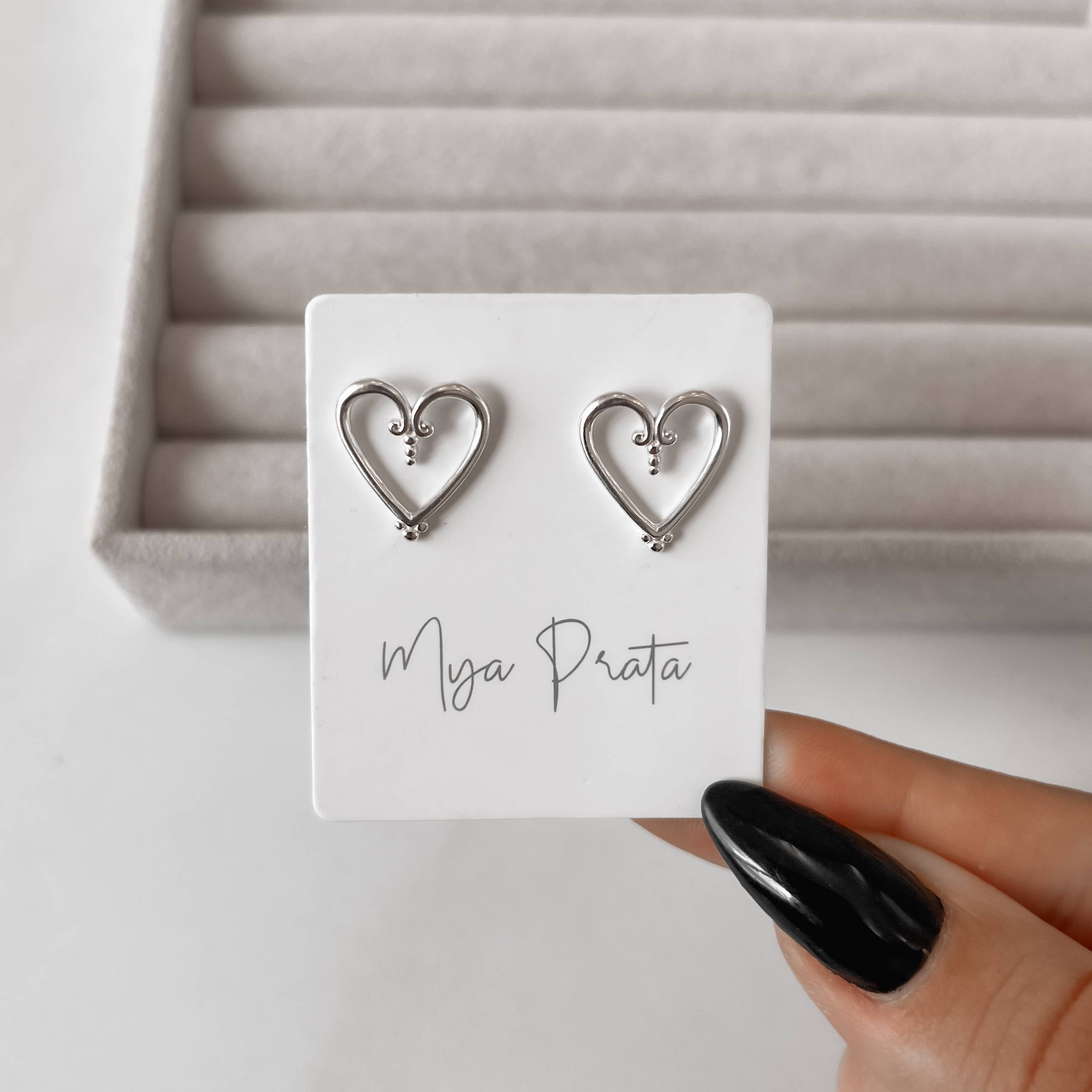 Imagem Secundária Brinco coração vazado detalhe bolinhas 14mm