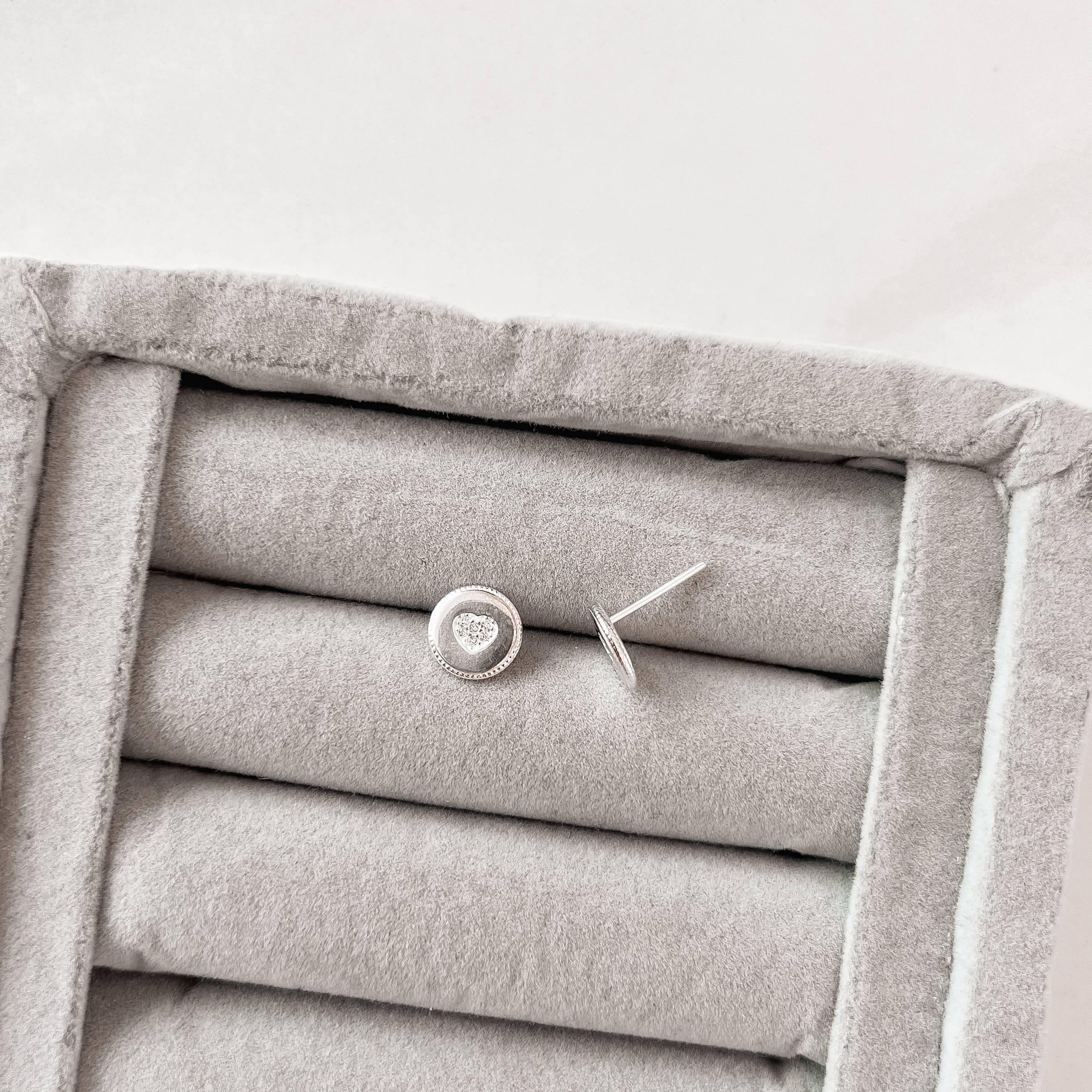 Imagem Brinco medalha coração cravejado 9mm