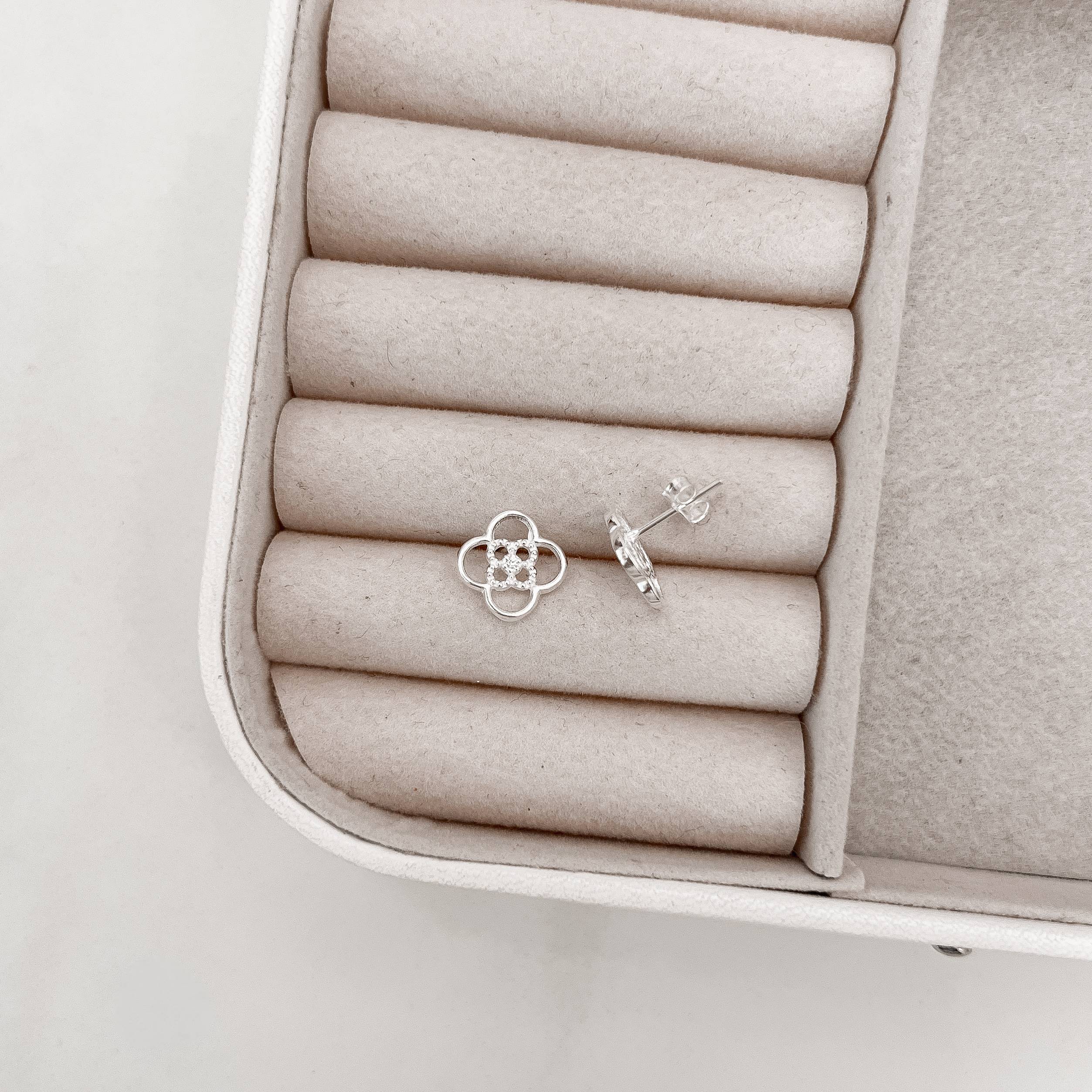 Imagem Brinco trevo vazado detalhe zircônia 10mm