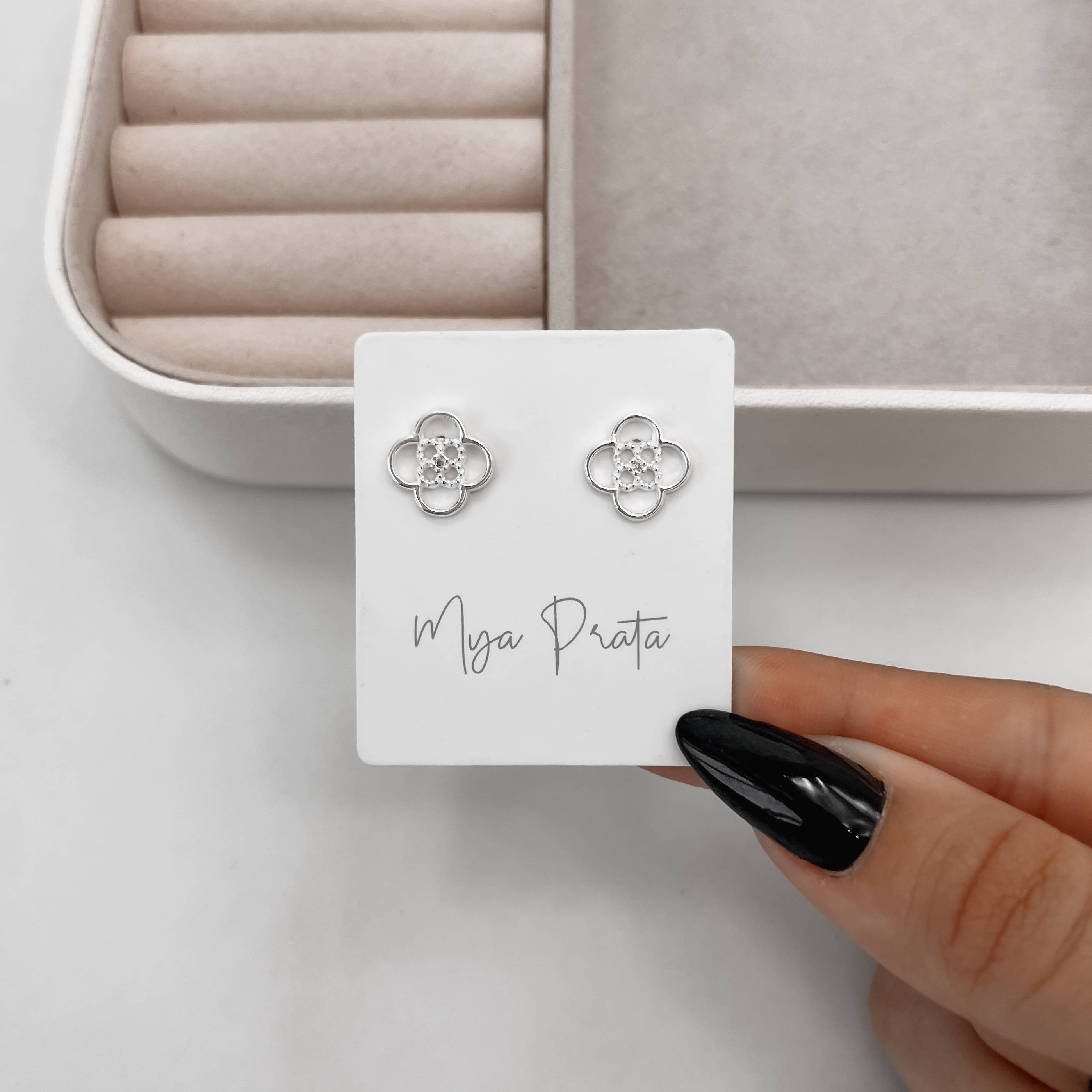 Imagem Secundária Brinco trevo vazado detalhe zircônia 10mm