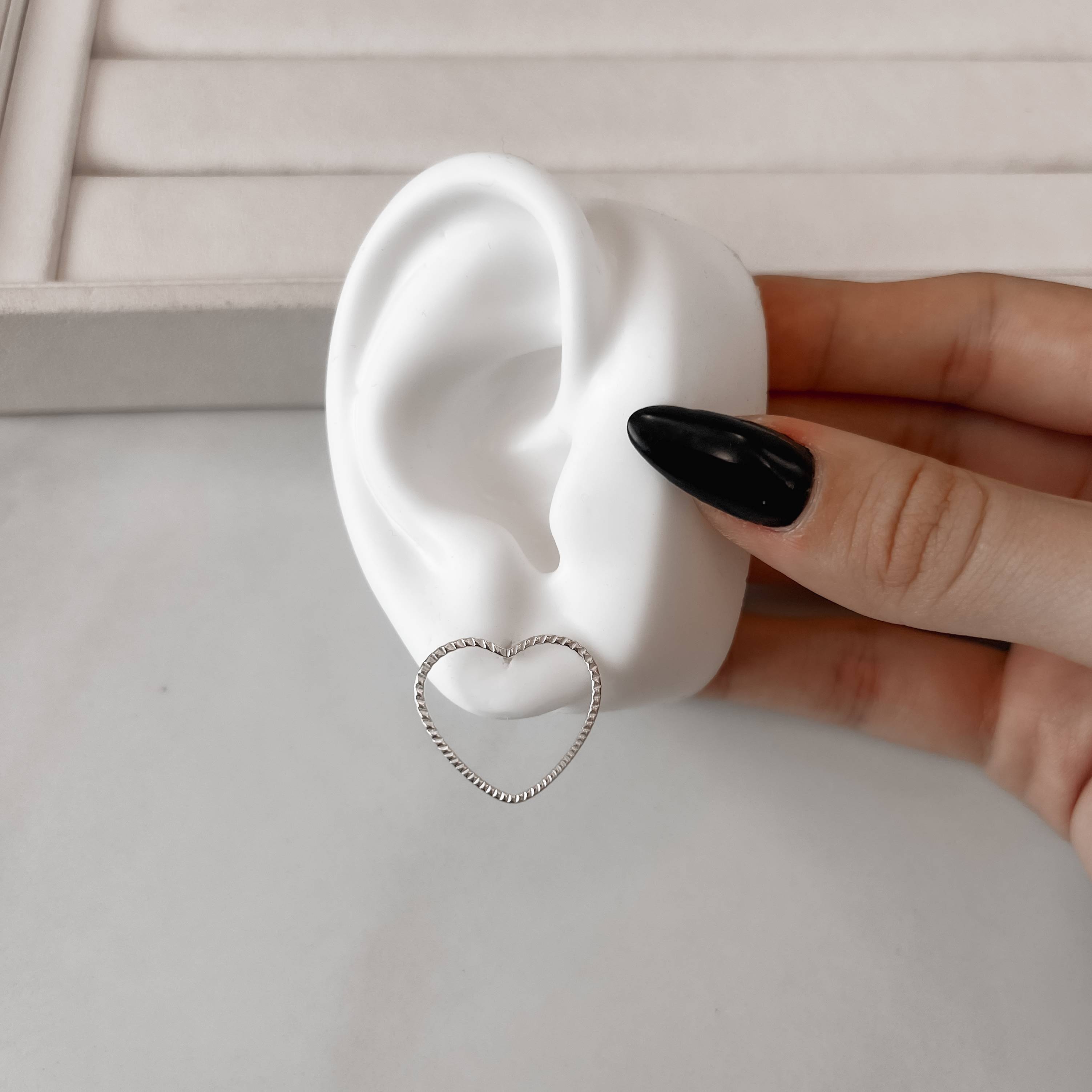 Imagem Brinco coração vazado riscado 22mm