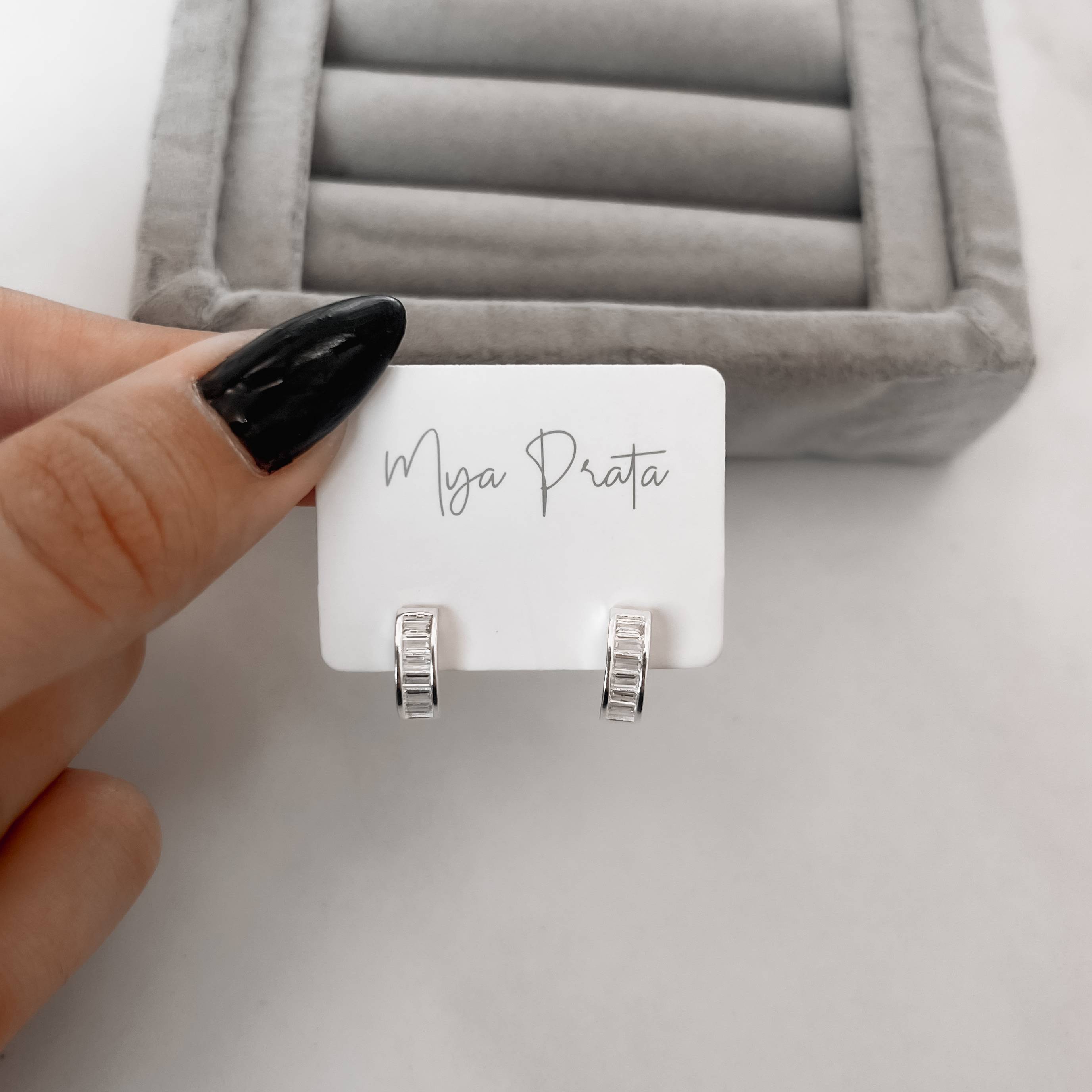 Imagem Secundária Brinco meia argola zircônias retangulares 12mm tarraxa