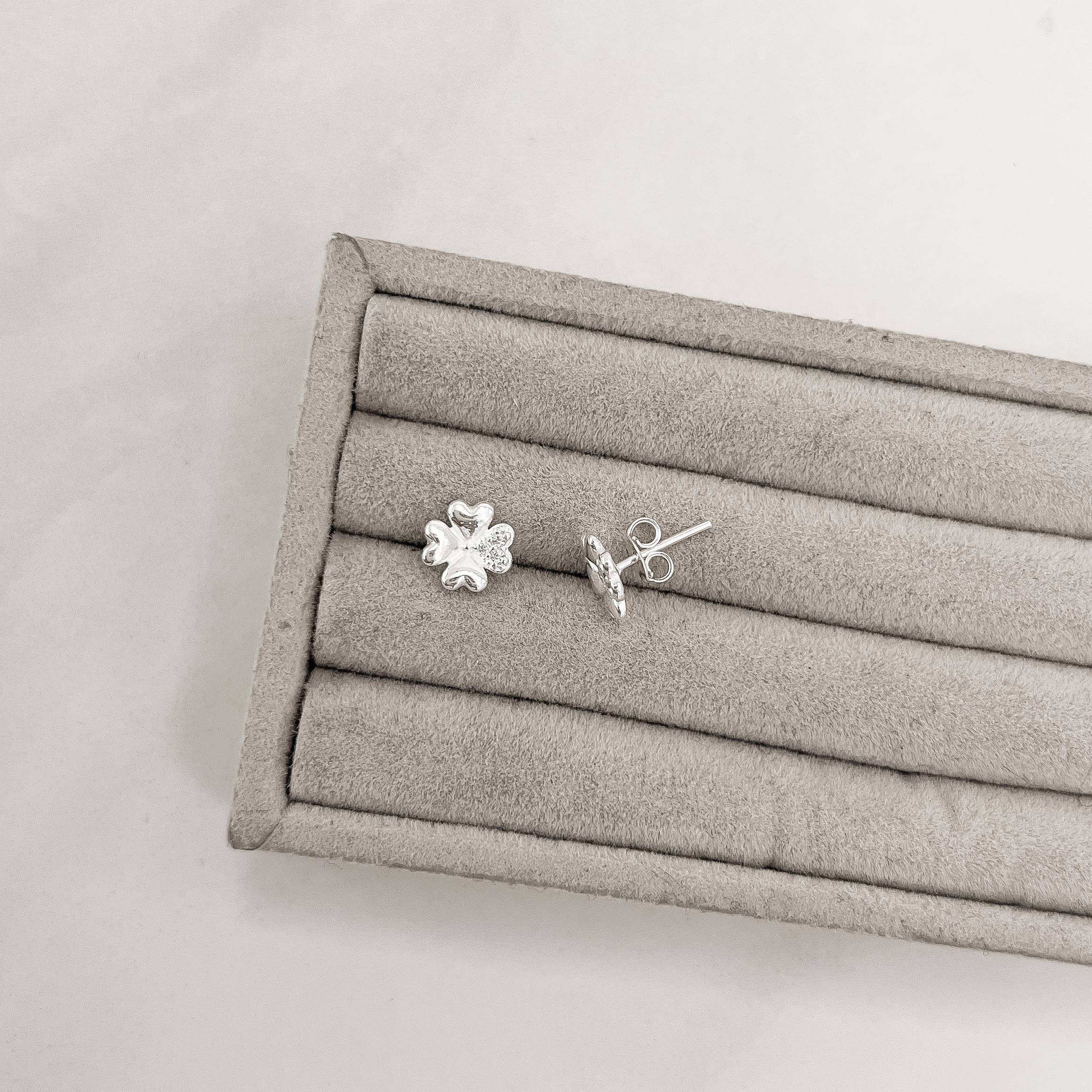 Imagem Brinco trevo detalhe cravejado 8mm