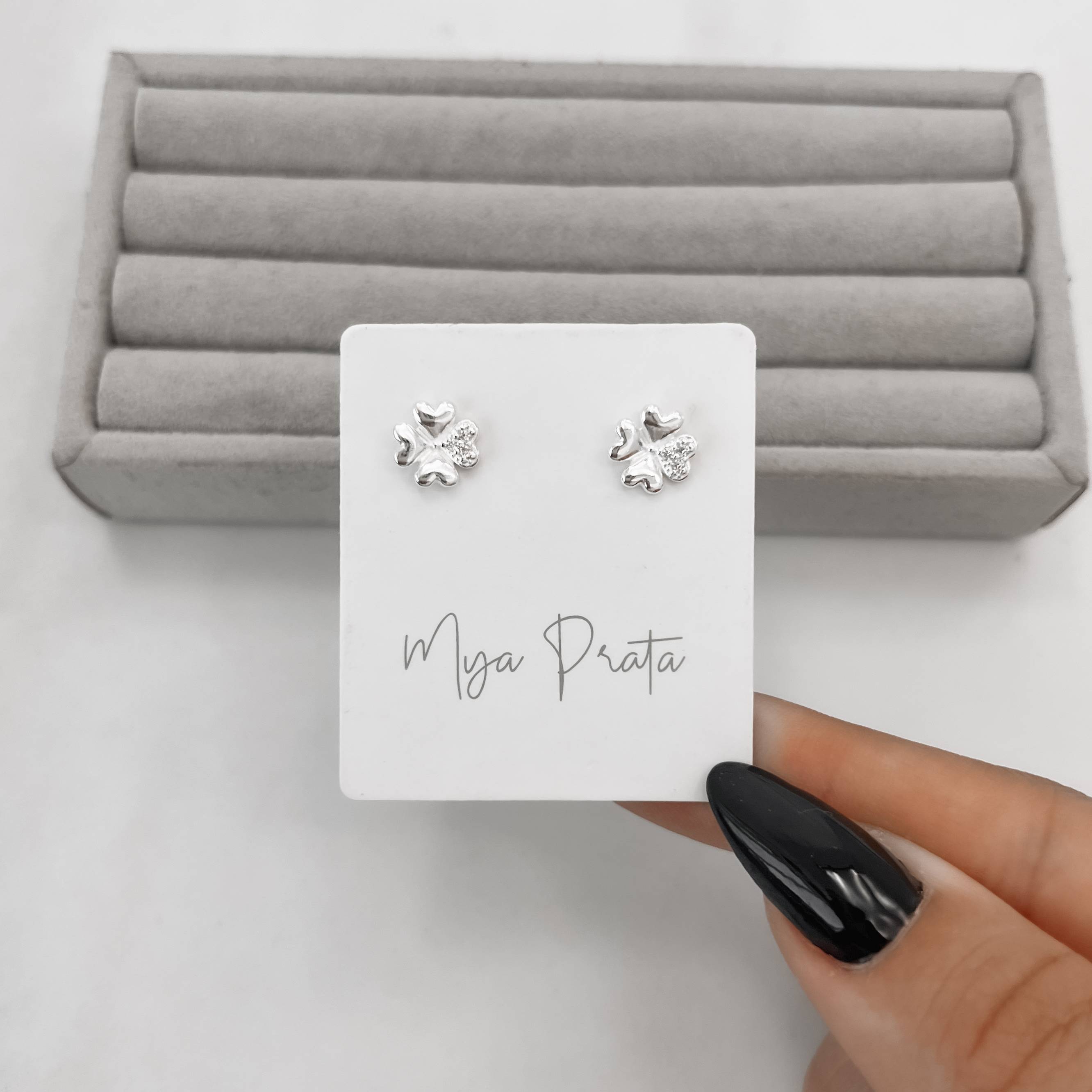 Imagem Secundária Brinco trevo detalhe cravejado 8mm