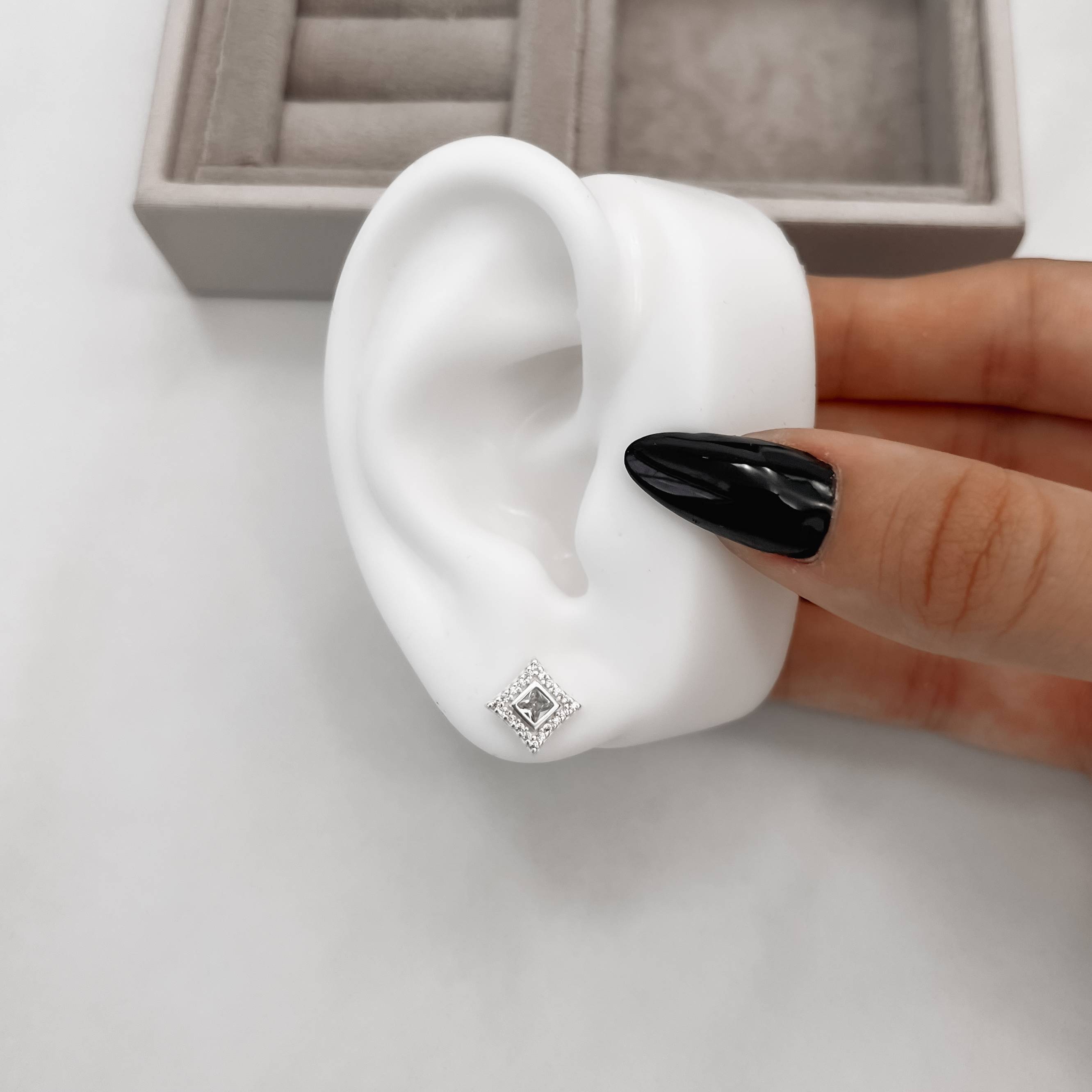 Brinco zircônia losango com cravejado 11mm