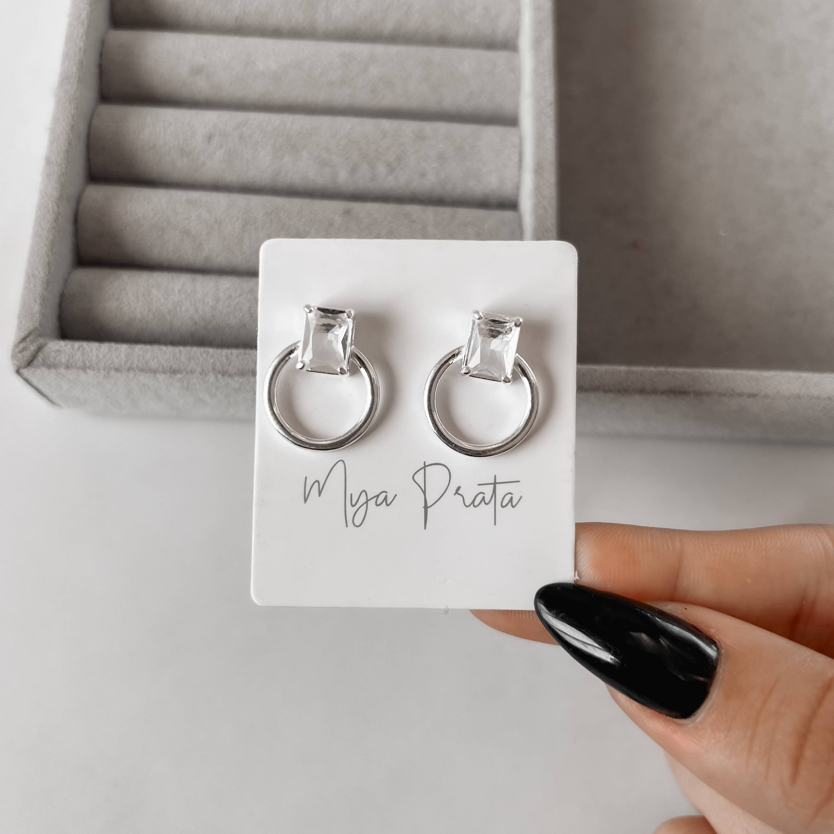 Imagem Secundária Brinco zircônia retangular com círculo vazado 18mm