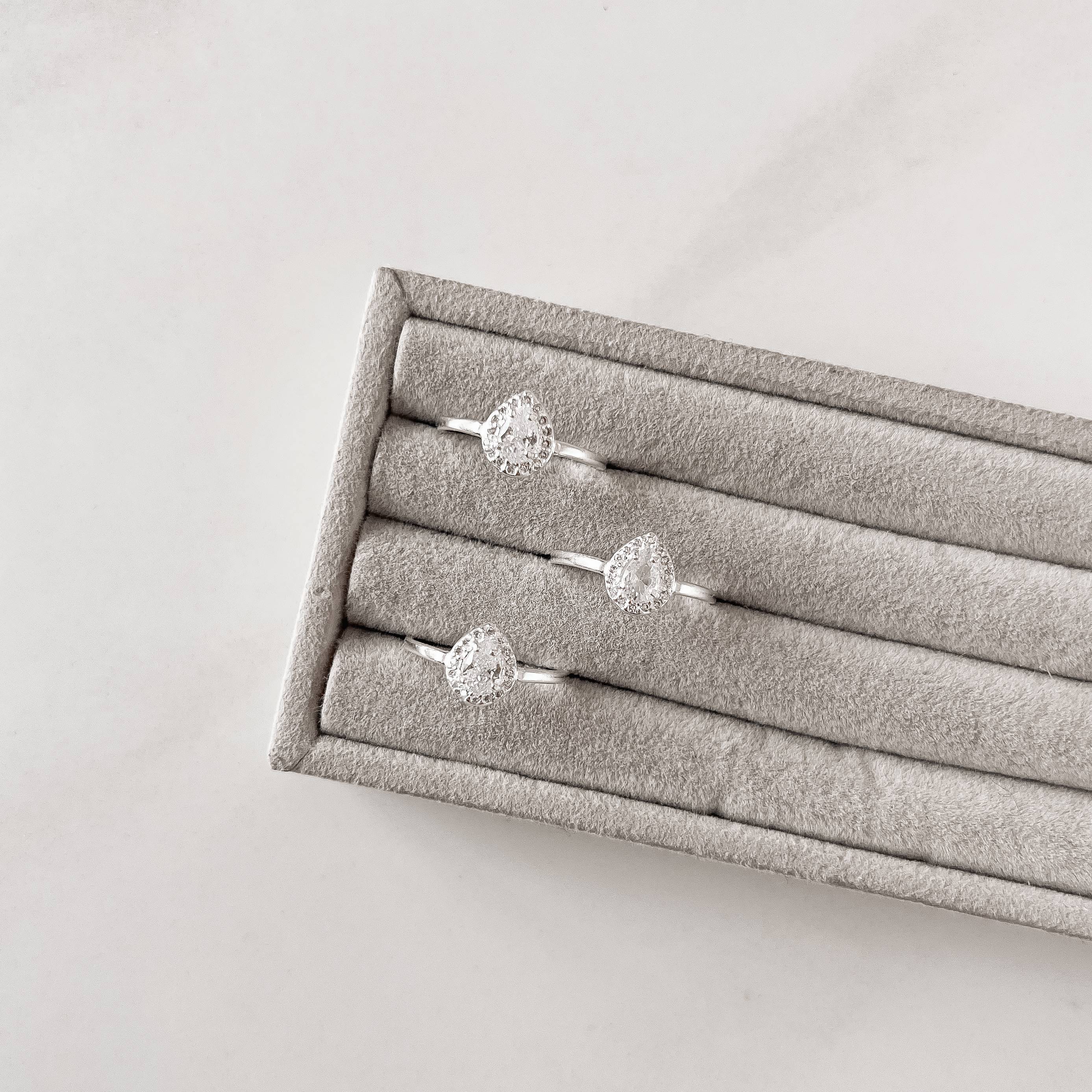 Anel solitário gota cravejada