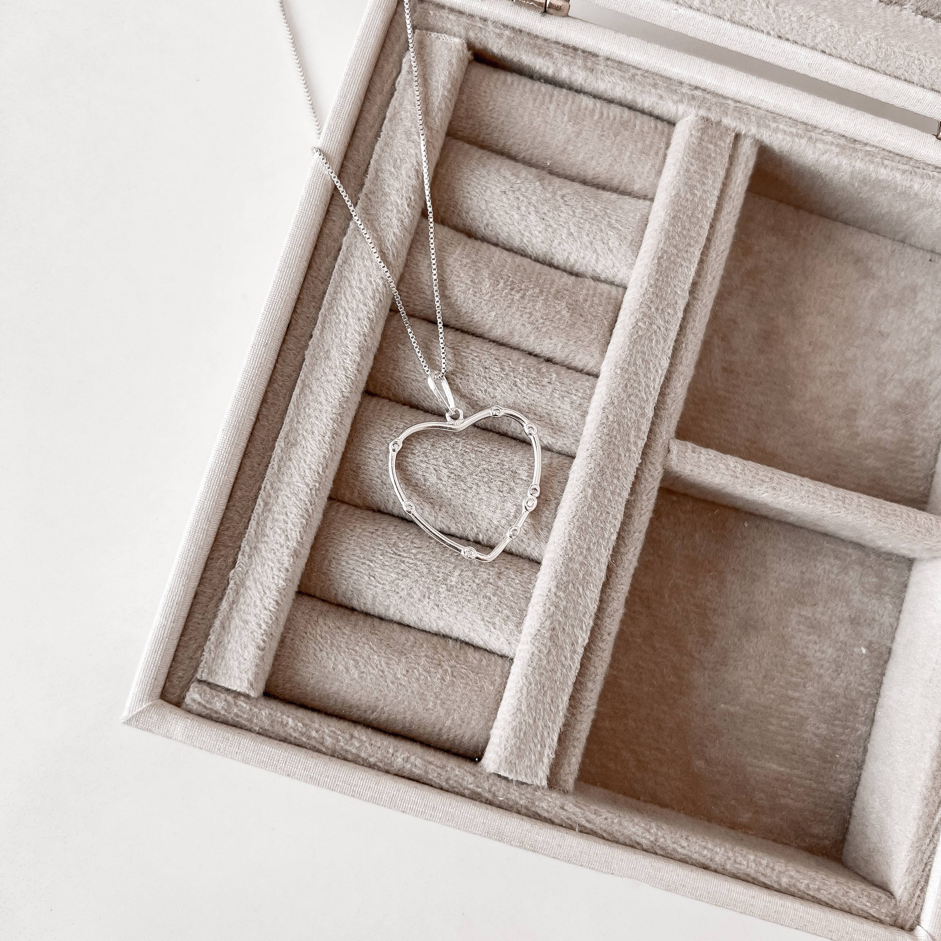 Imagem Secundária Colar pingente coração vazado detalhes zircônias 23mm 45cm