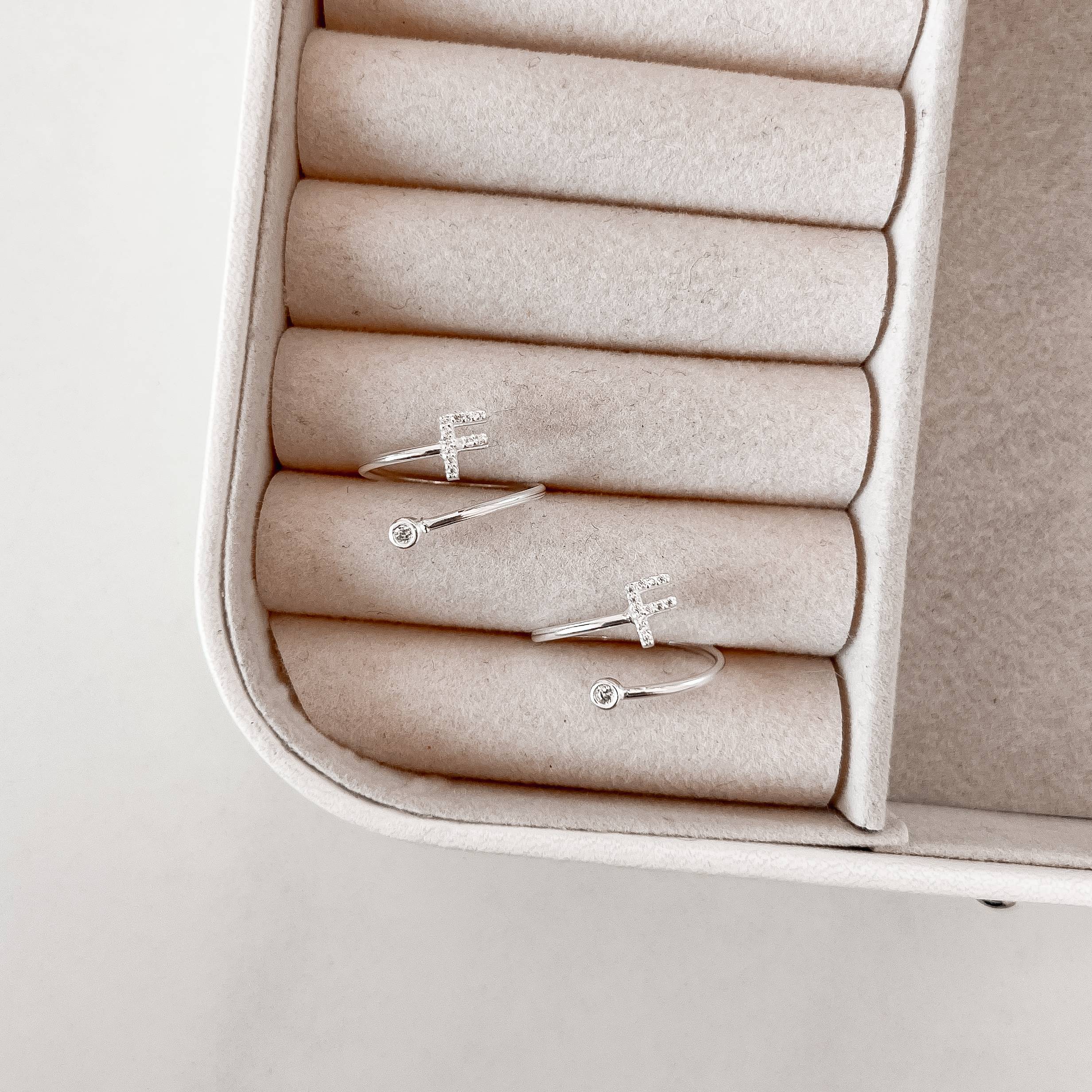 Imagem Secundária Anel letra F cravejada e zircônia regulável P