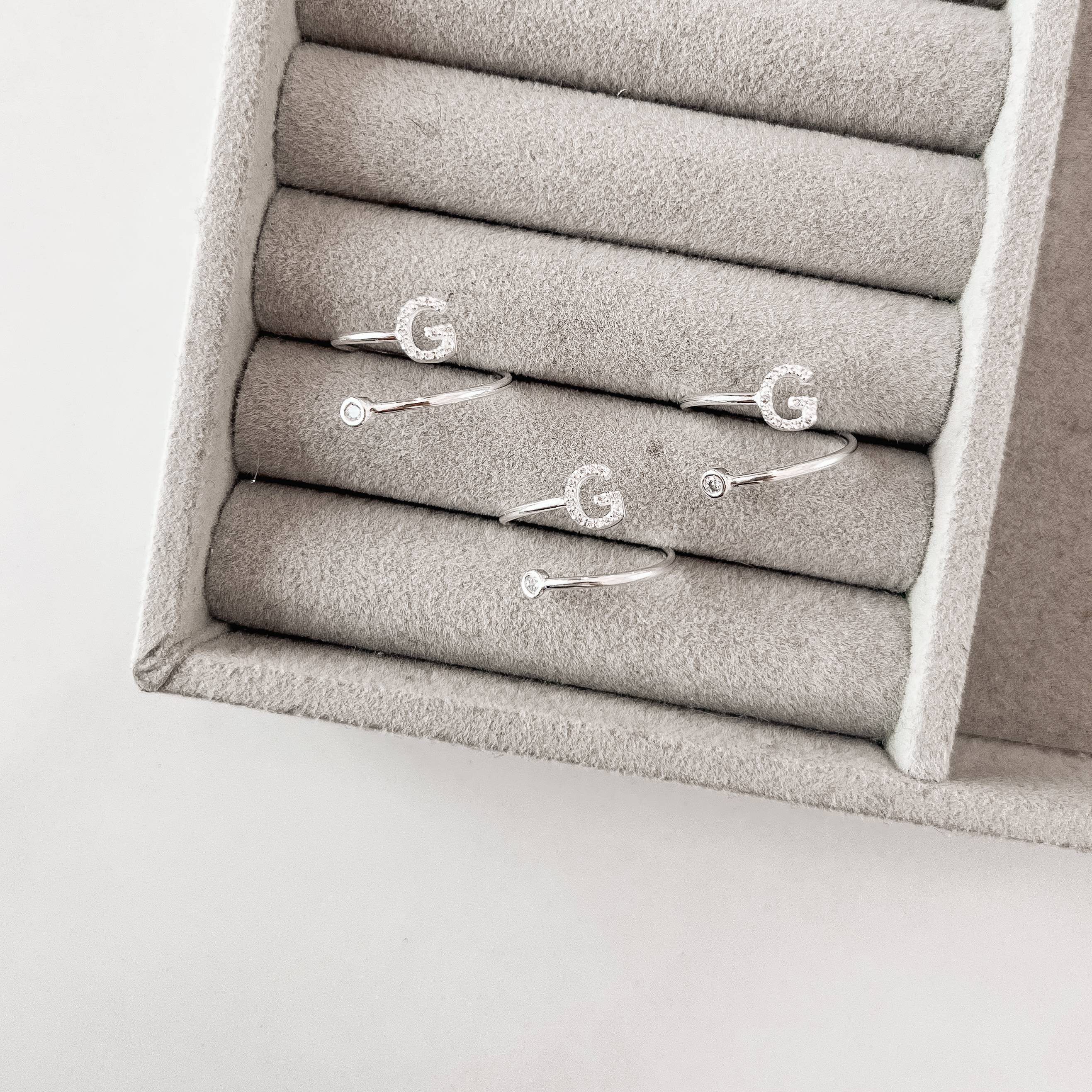 Anel letra G cravejada e zircônia regulável G