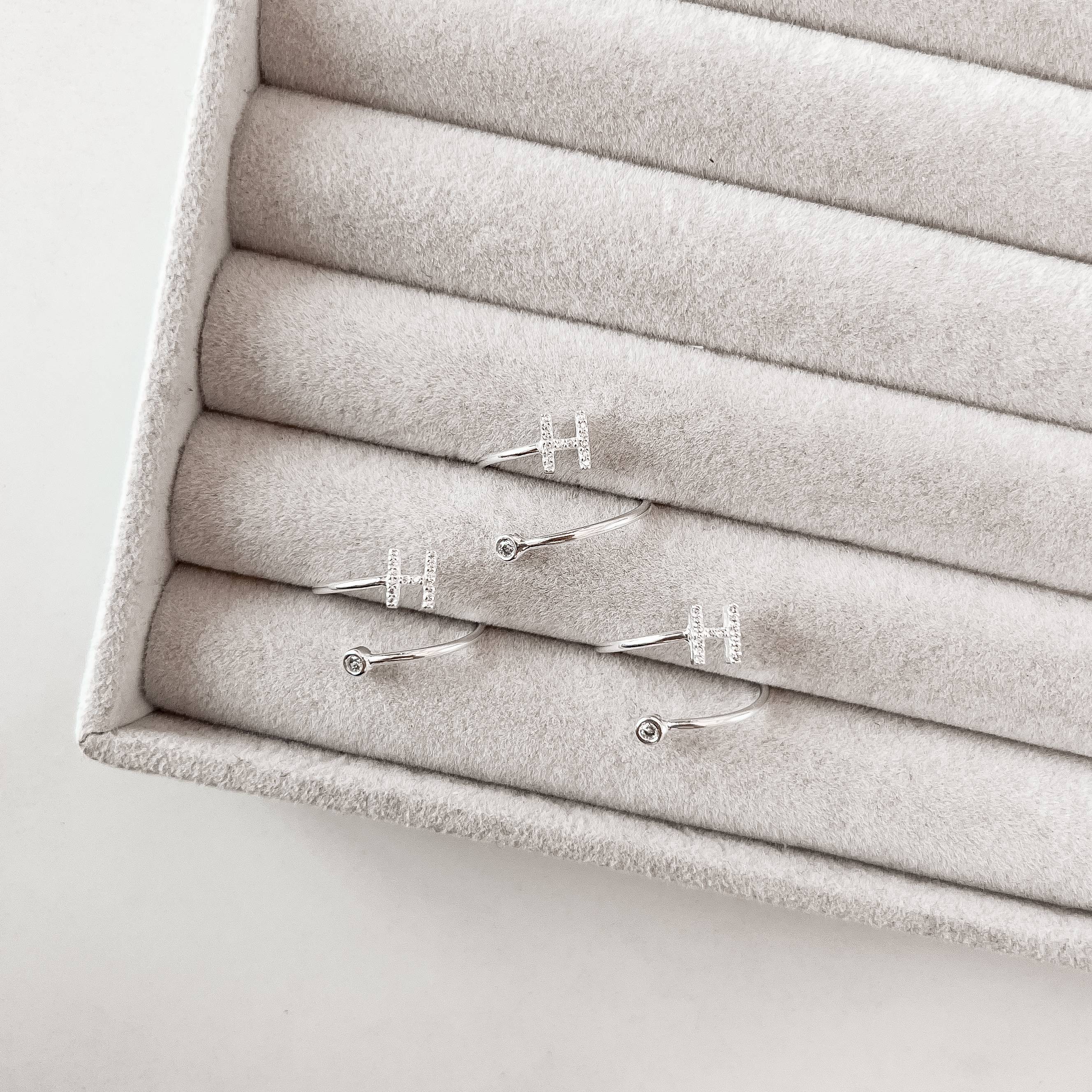 Anel letra H cravejada e zircônia regulável P