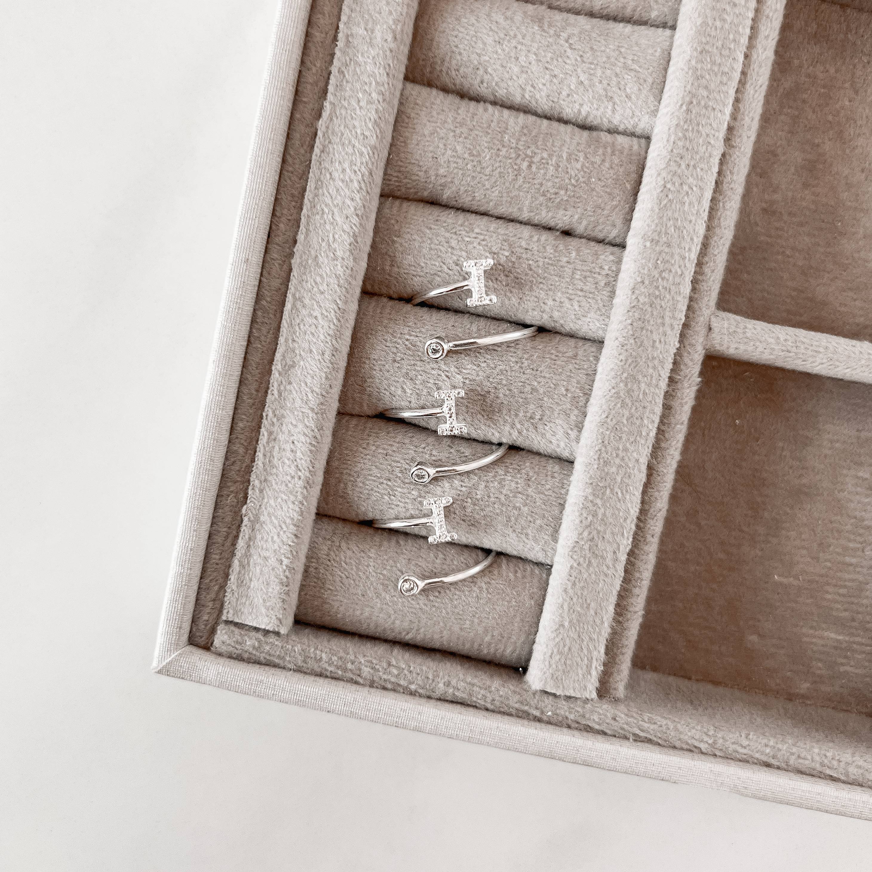 Anel letra I cravejada e zircônia regulável P