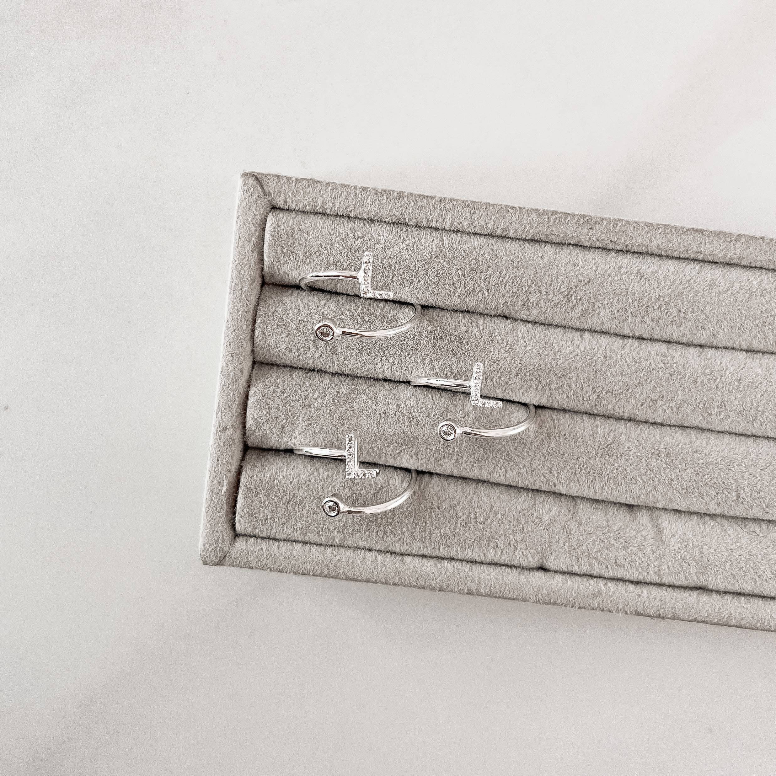 Anel letra L cravejada e zircônia regulável P