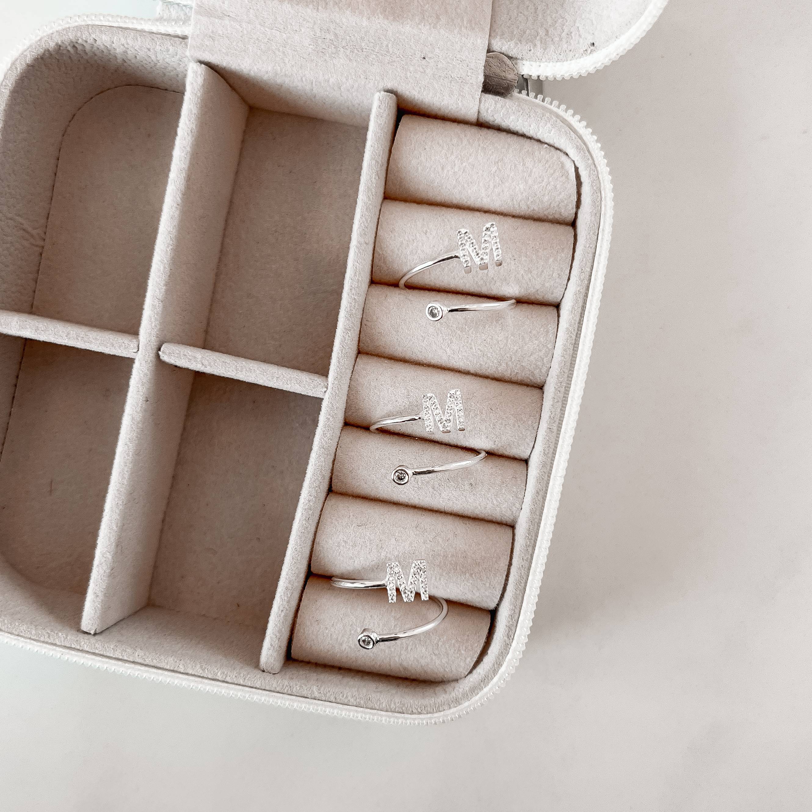 Anel letra M cravejada e zircônia regulável P