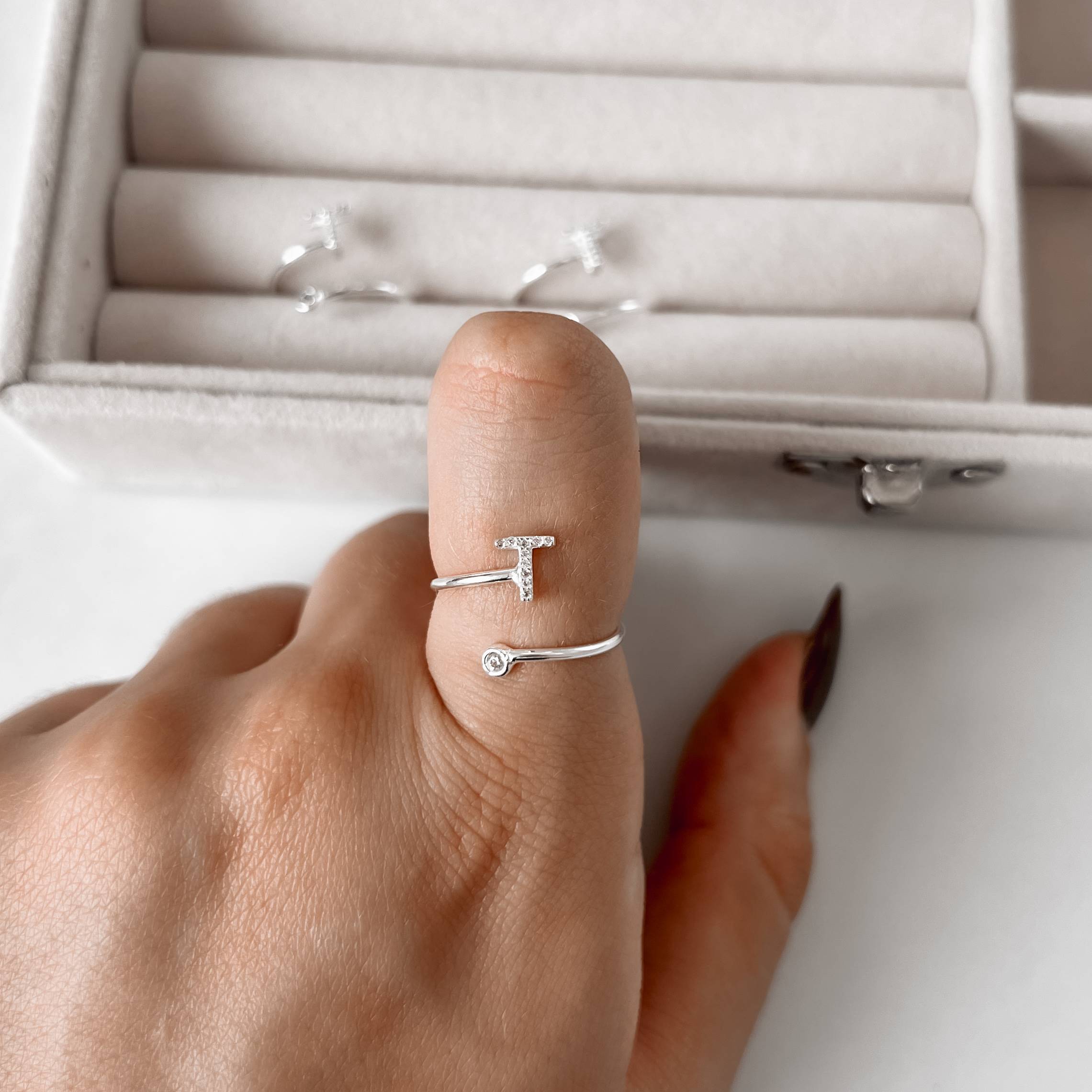 Imagem Secundária Anel letra T cravejada e zircônia regulável P