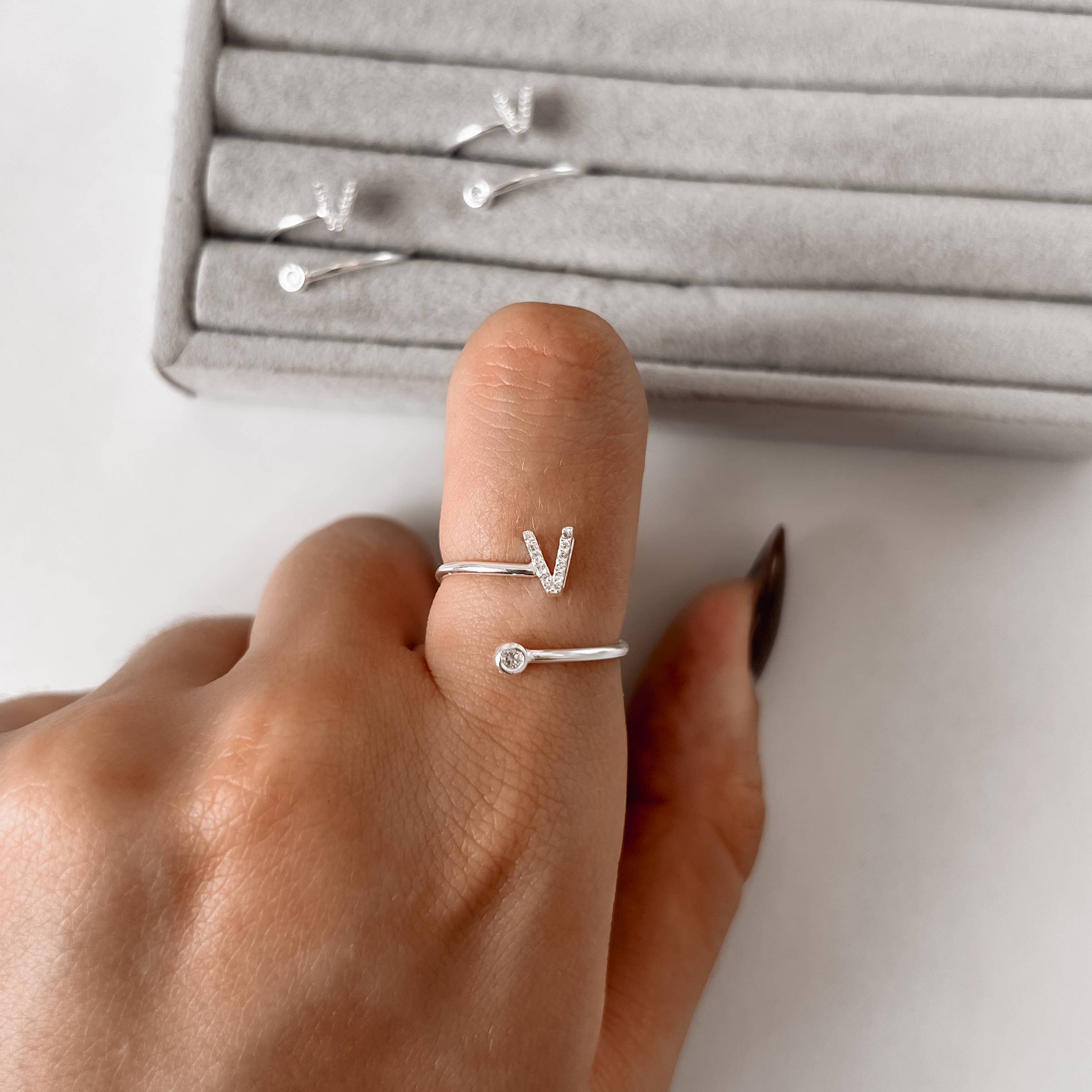 Imagem Secundária Anel letra V cravejada e zircônia regulável P