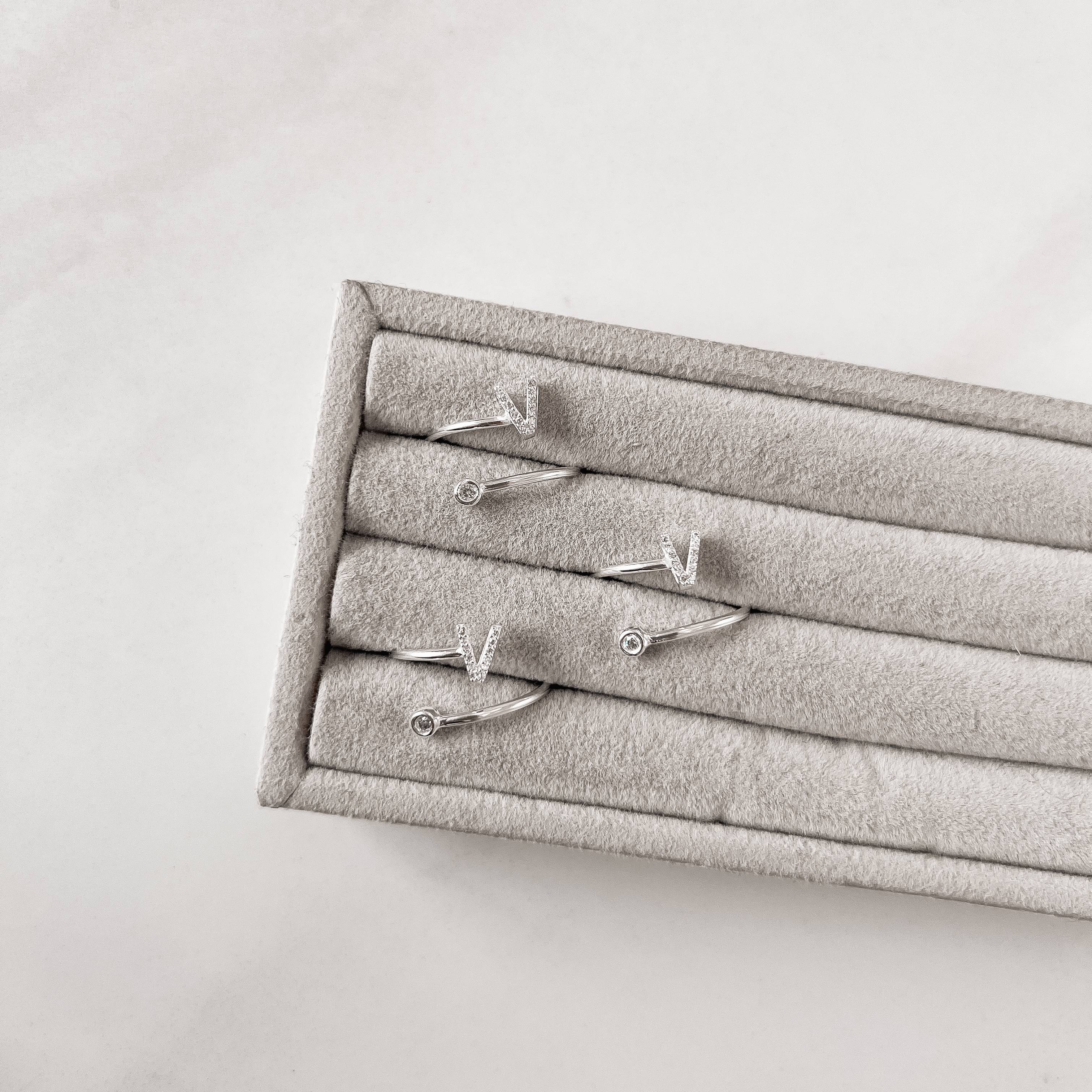 Anel letra V cravejada e zircônia regulável P