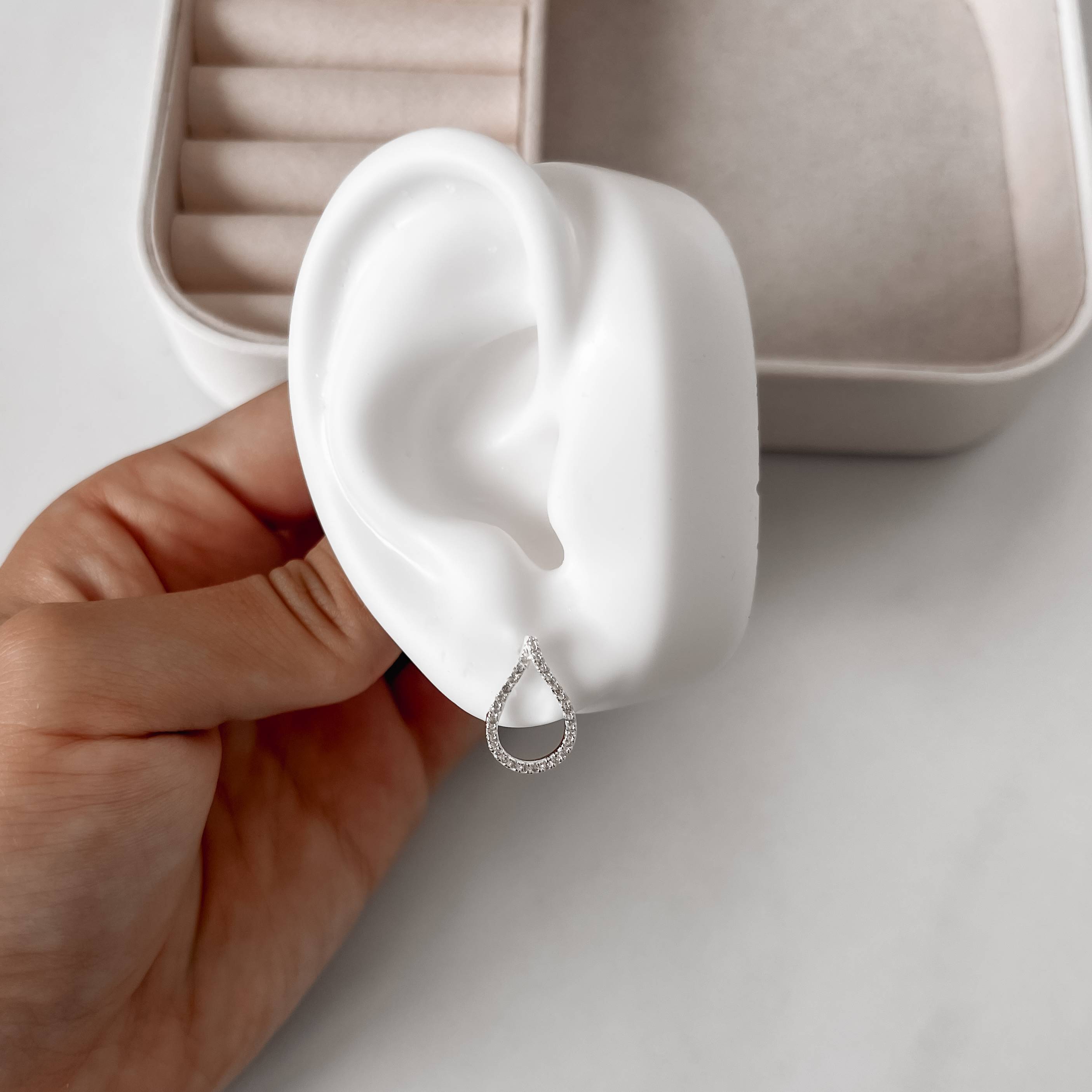 Imagem Brinco gota vazada cravejada 20mm