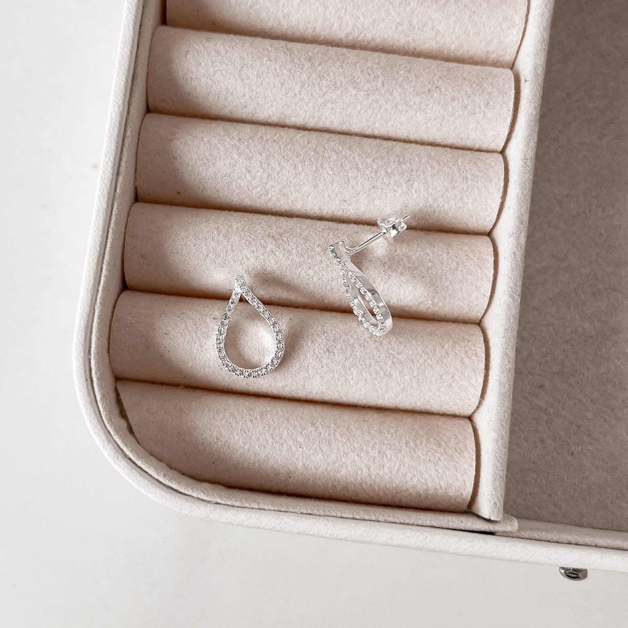 Imagem Secundária Brinco gota vazada cravejada 20mm