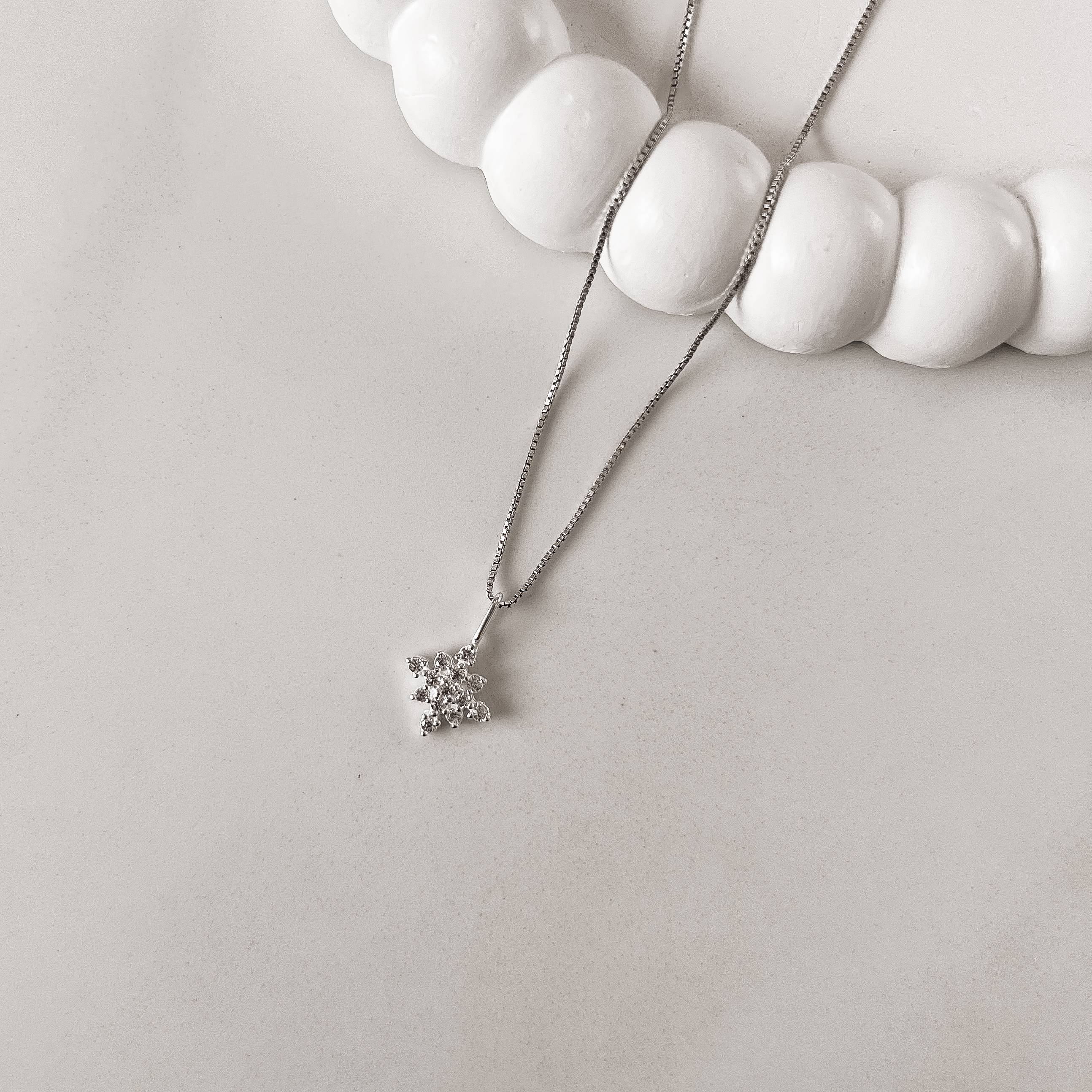 Colar pingente flor cravejada 14mm 45cm