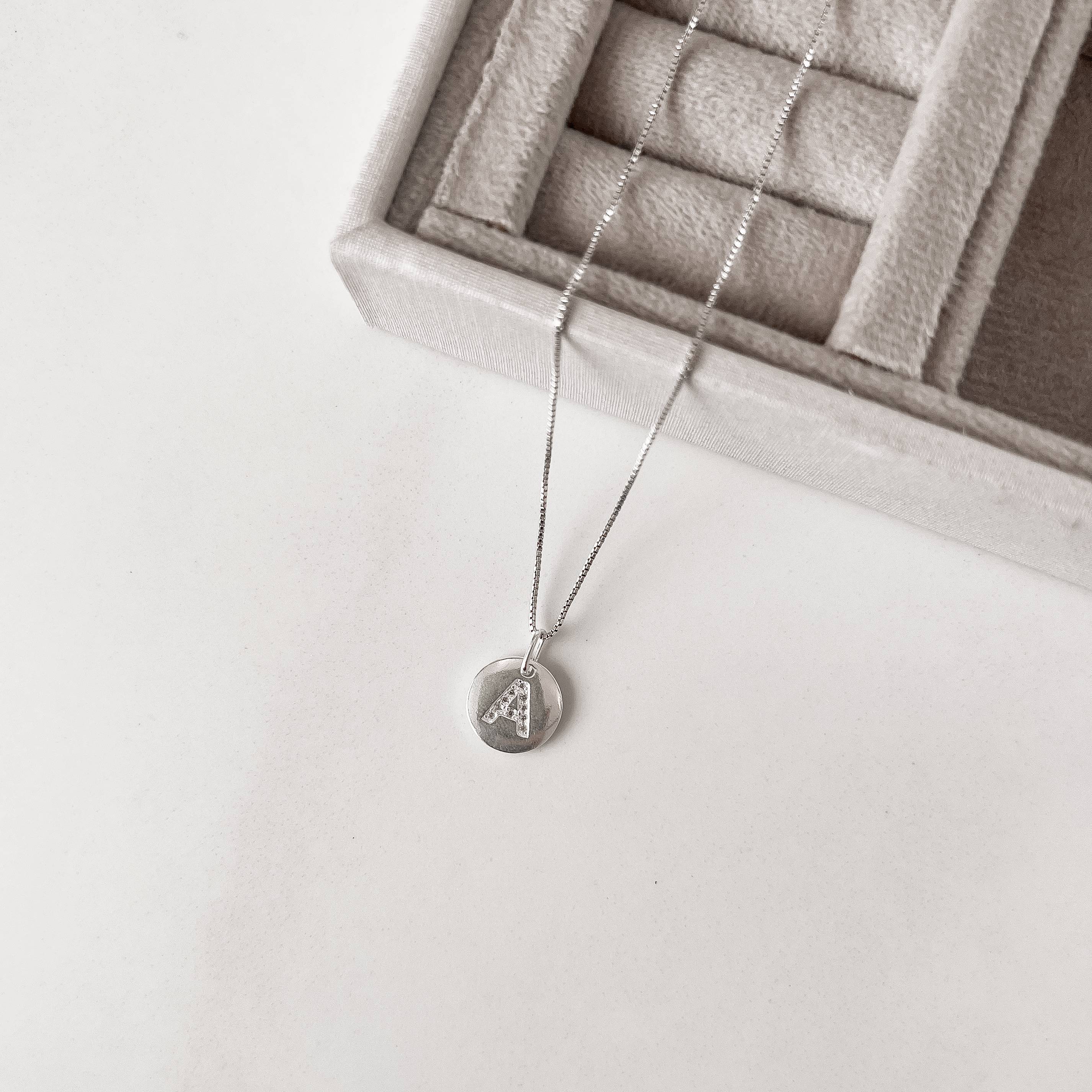 Colar pingente medalha letra A cravejada 15mm 45cm