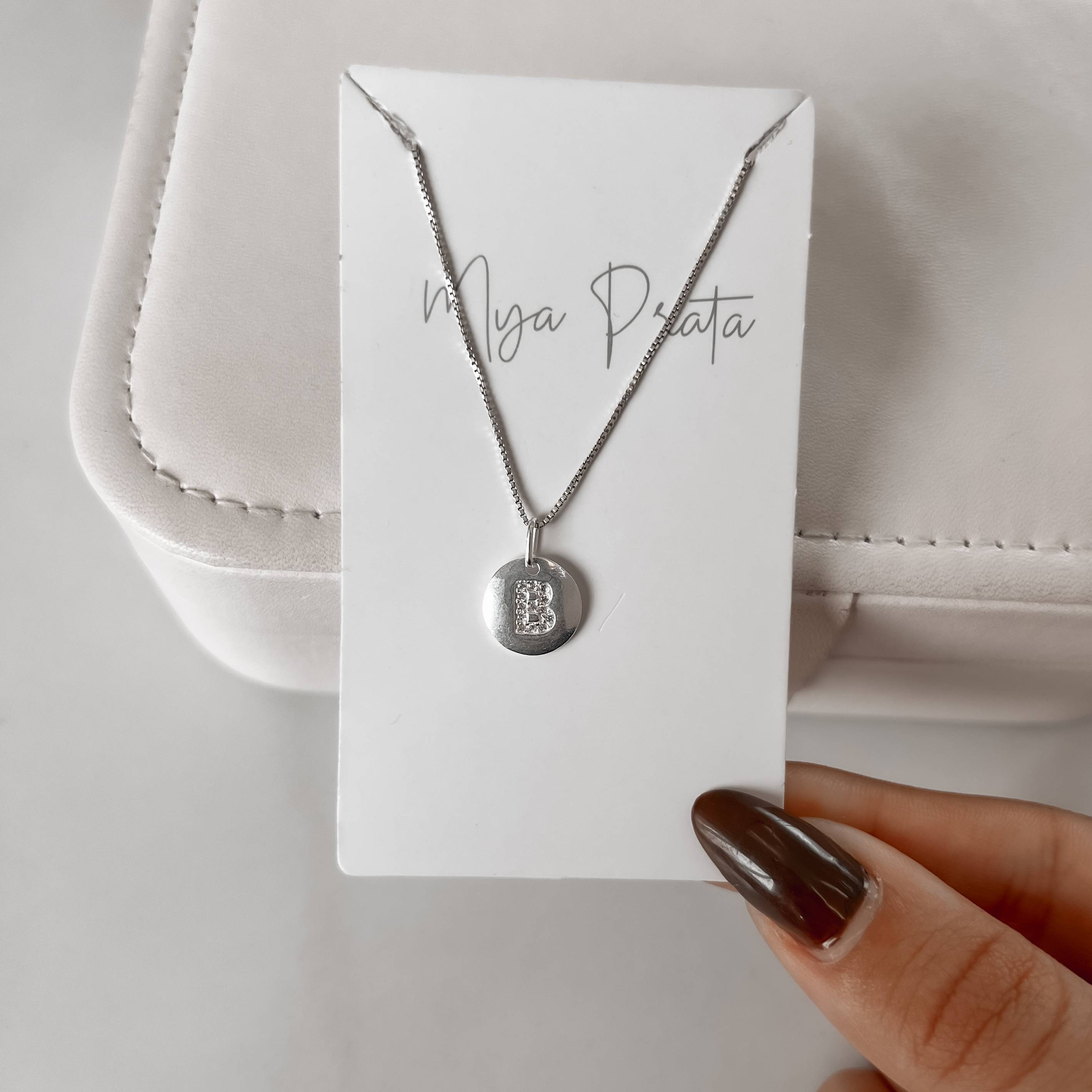 Imagem Colar pingente medalha letra B cravejada 15mm 45cm