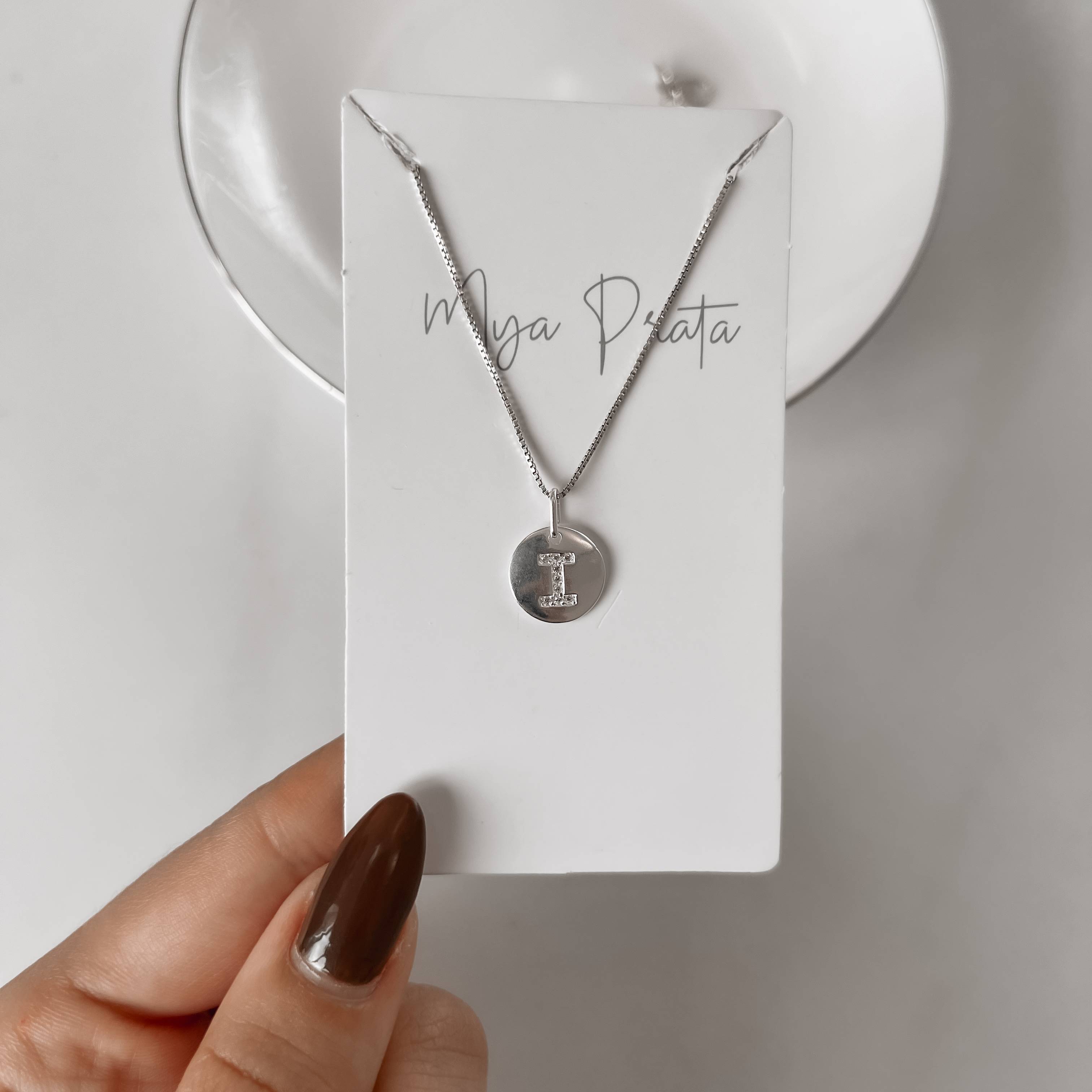 Colar pingente medalha letra I cravejada 15mm 45cm